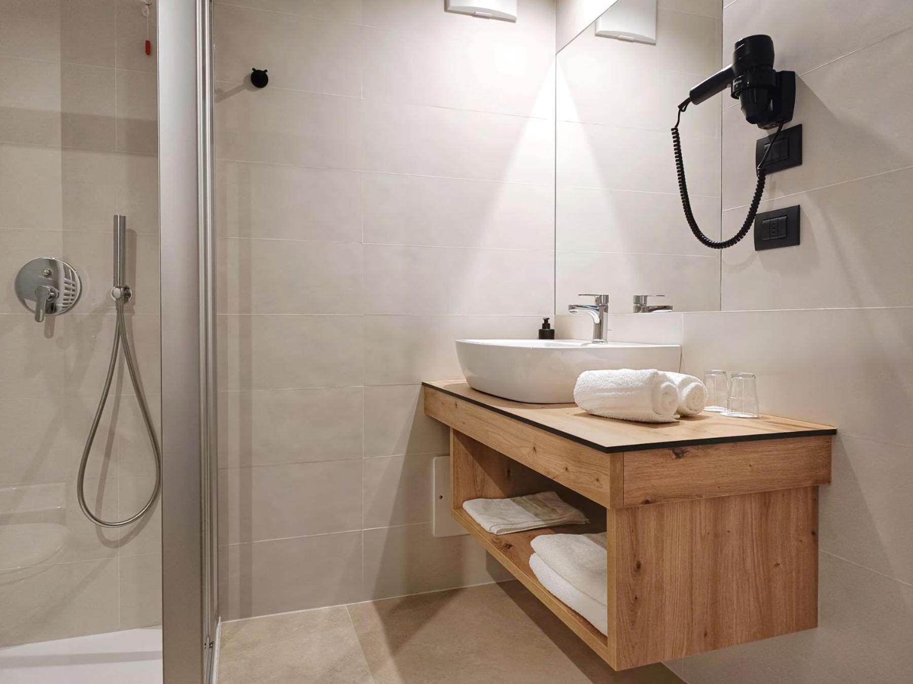 Deluxe Double or Twin Room with Balcony - Photo 6