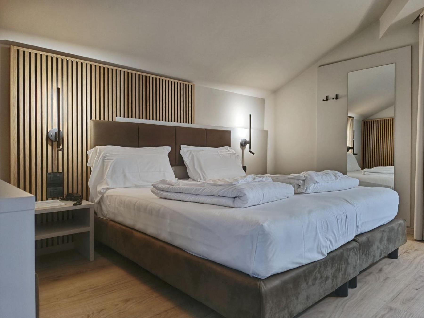 Deluxe Double or Twin Room with Balcony - Photo 4