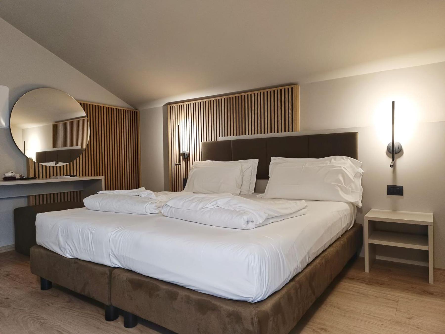 Deluxe Double or Twin Room with Balcony - Photo 2