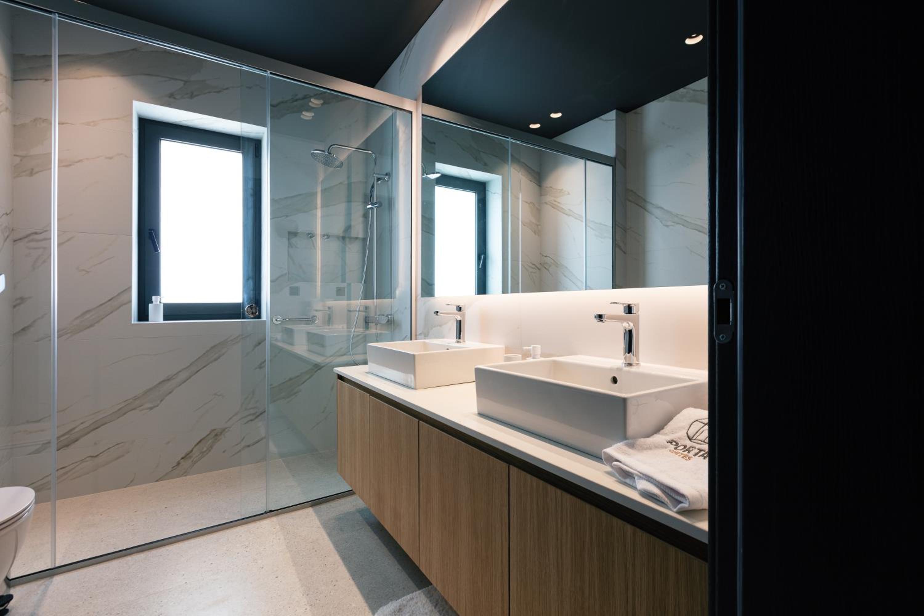Superior Suite - Photo 17