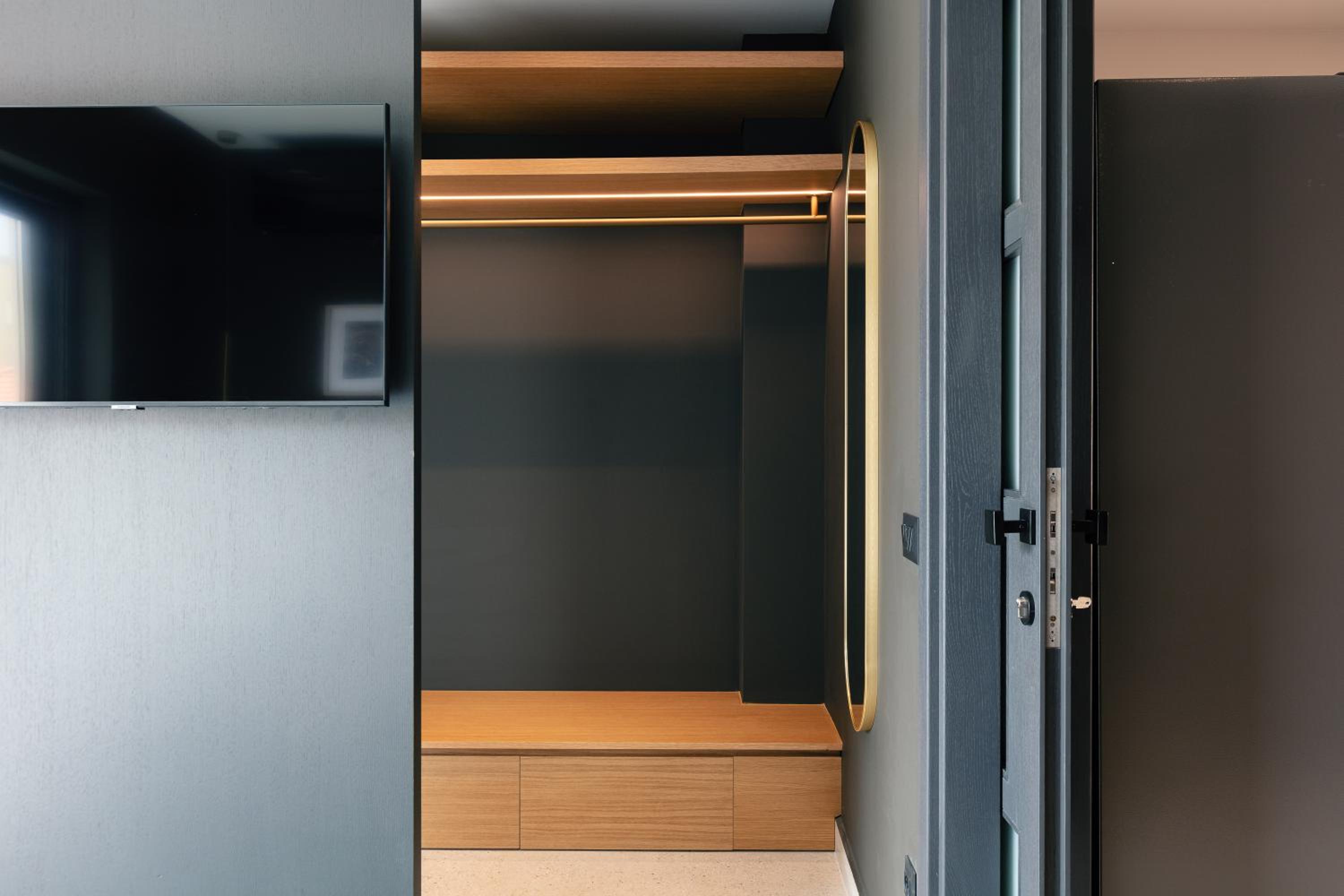 Superior Suite - Photo 16