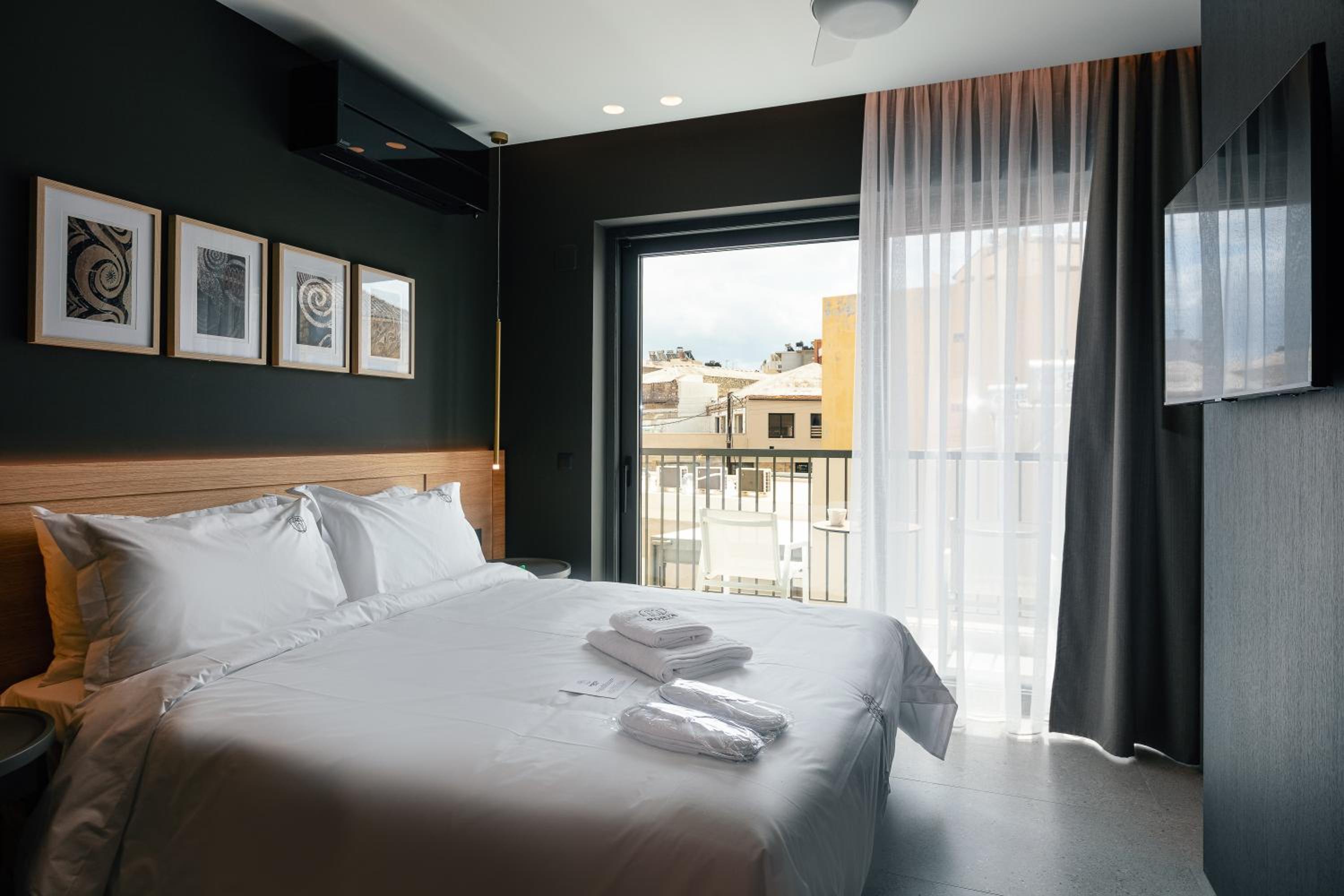 Superior Suite - Photo 7