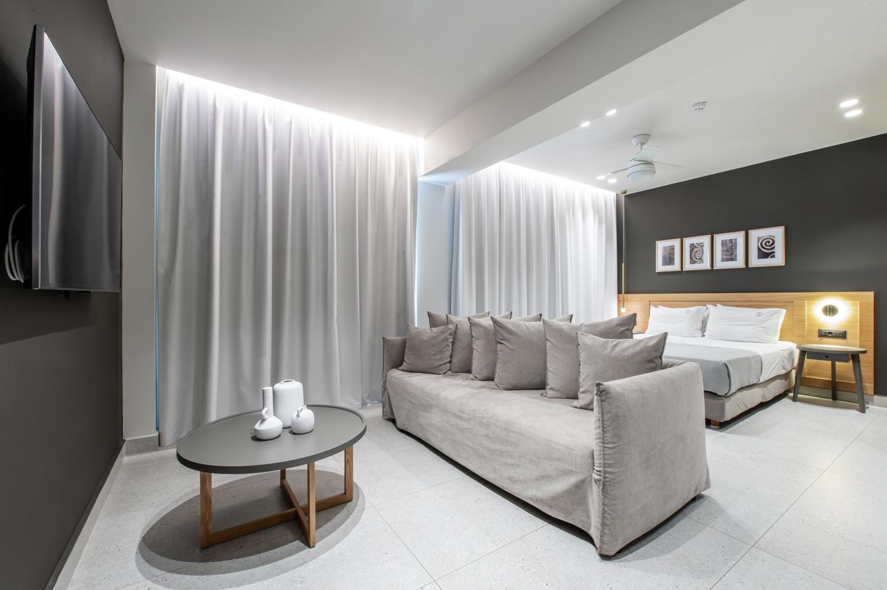 Superior Suite - Photo 11