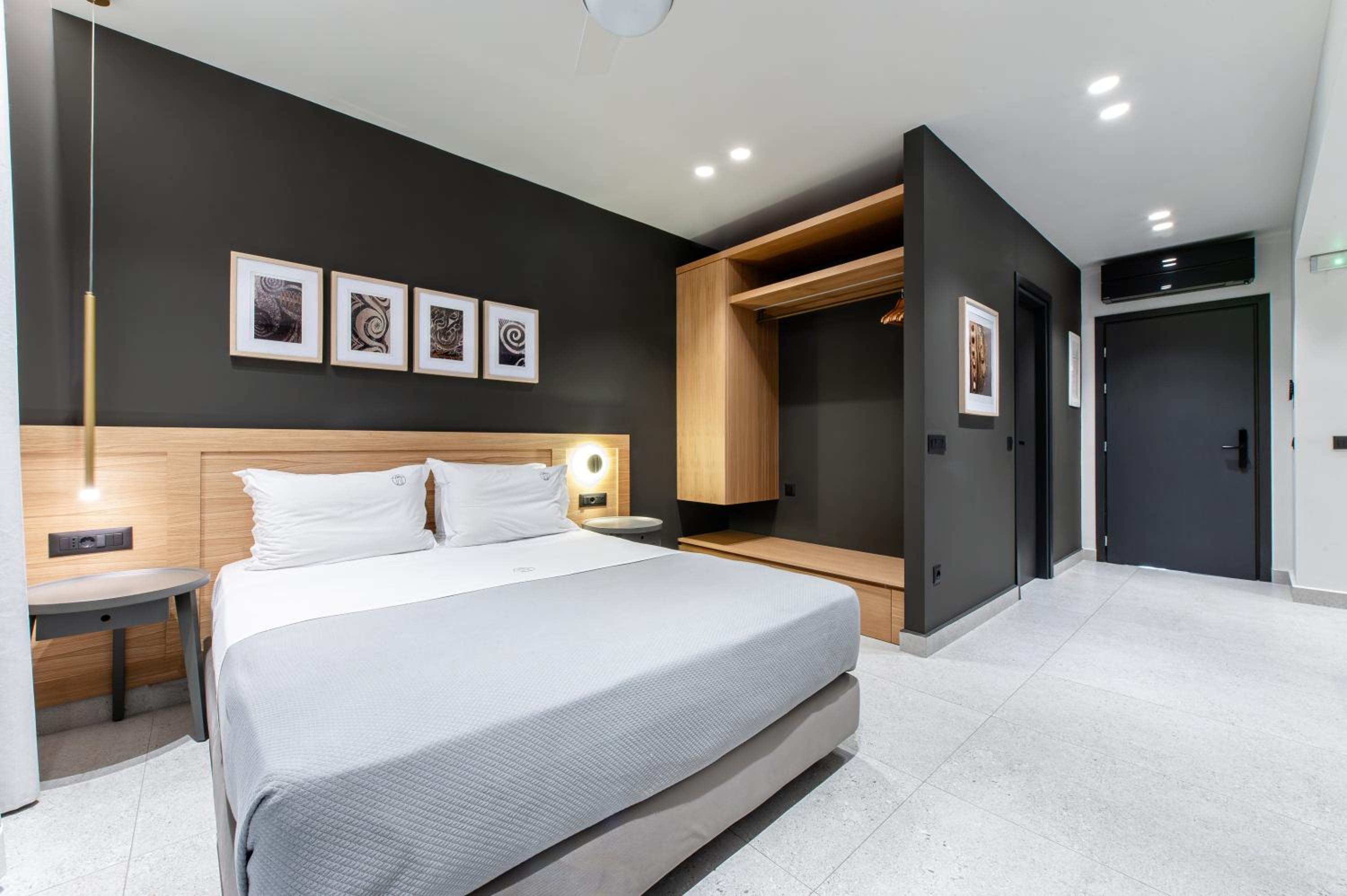 Superior Suite - Photo 9