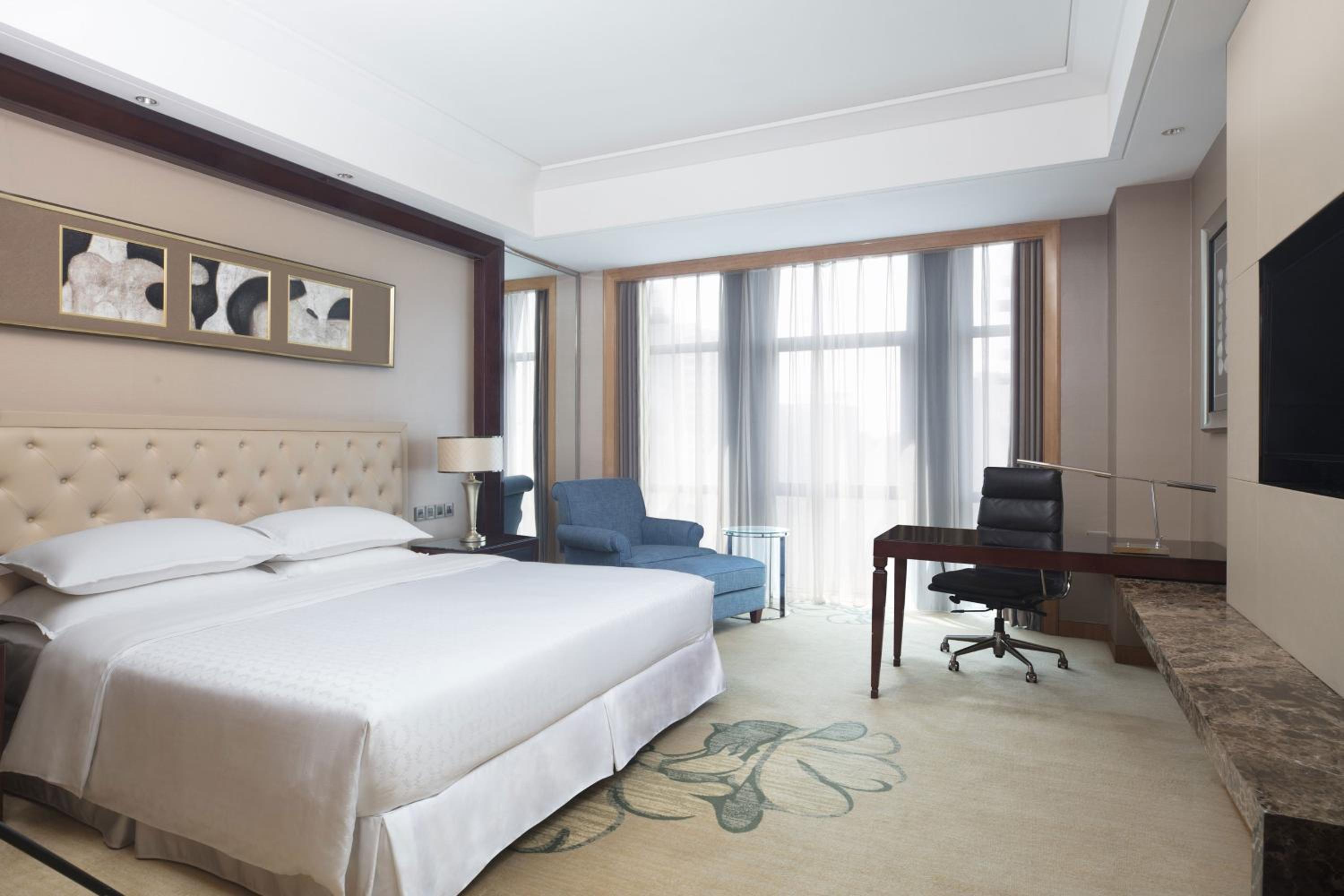 Deluxe Suite, Club lounge access, 1 Bedroom Larger Suite, 1 King, Bathrooms: 2, City view - Photo 4