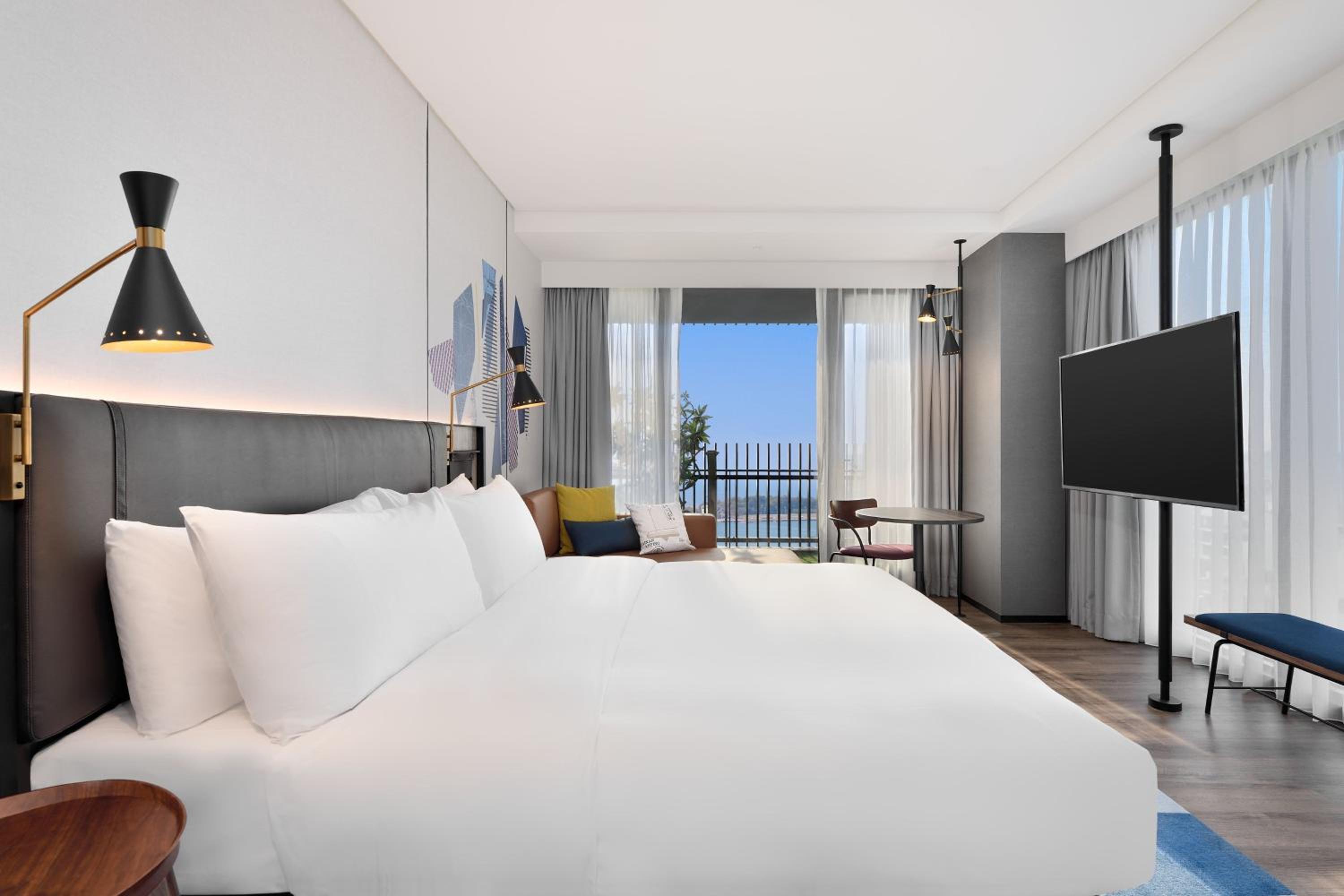 Savvy Corner King Room with Garden View - Photo 6