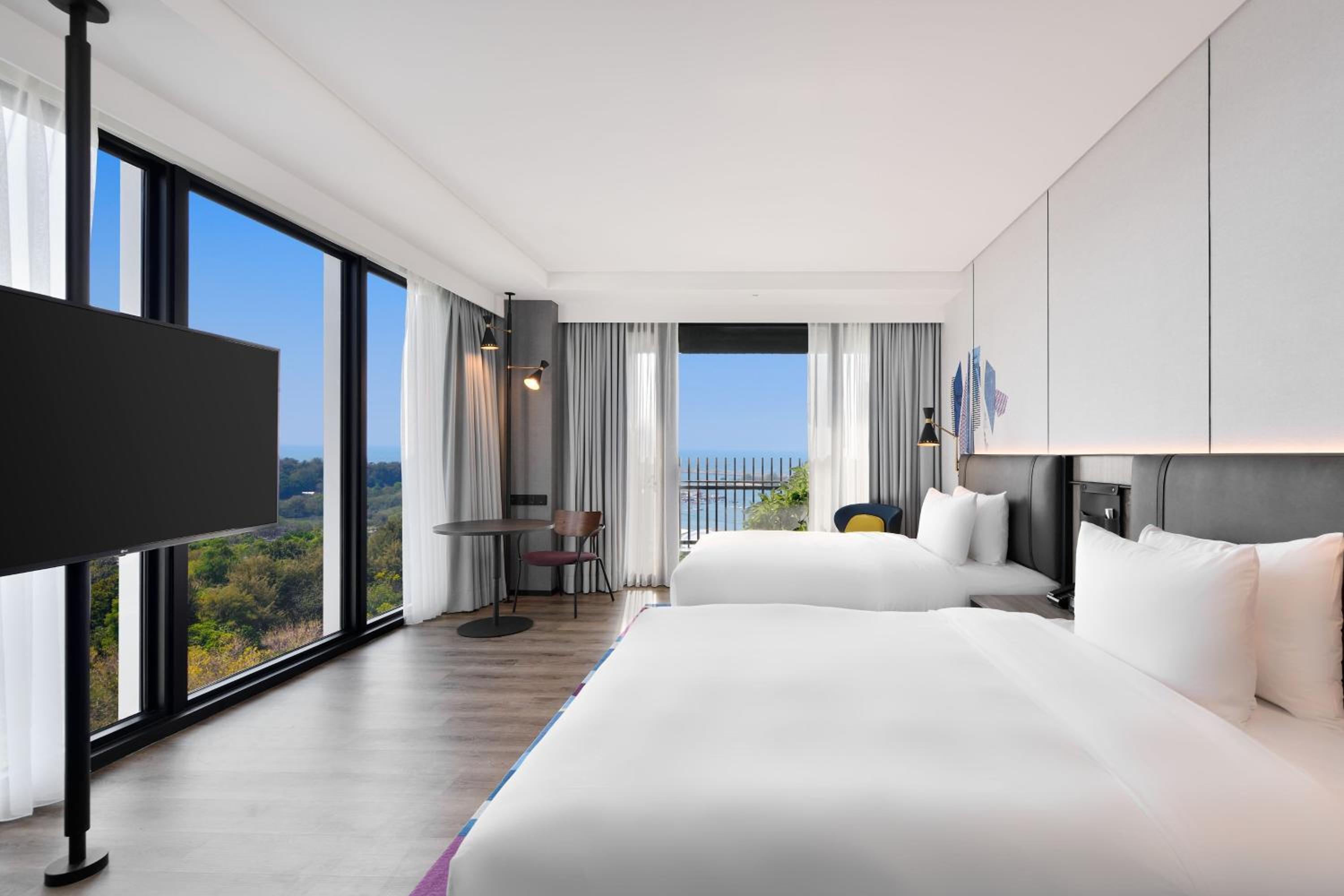 Savvy Corner Double Room with Two Double Beds and Garden View - Photo 6