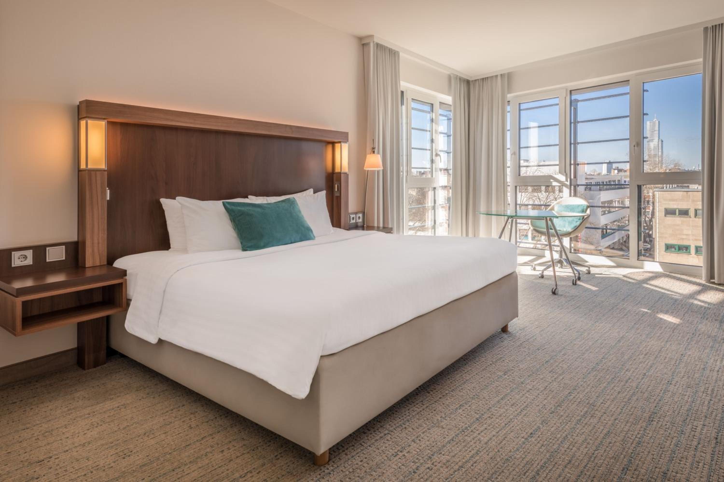 Corner Room, Deluxe Guest room, 1 King, Corner room