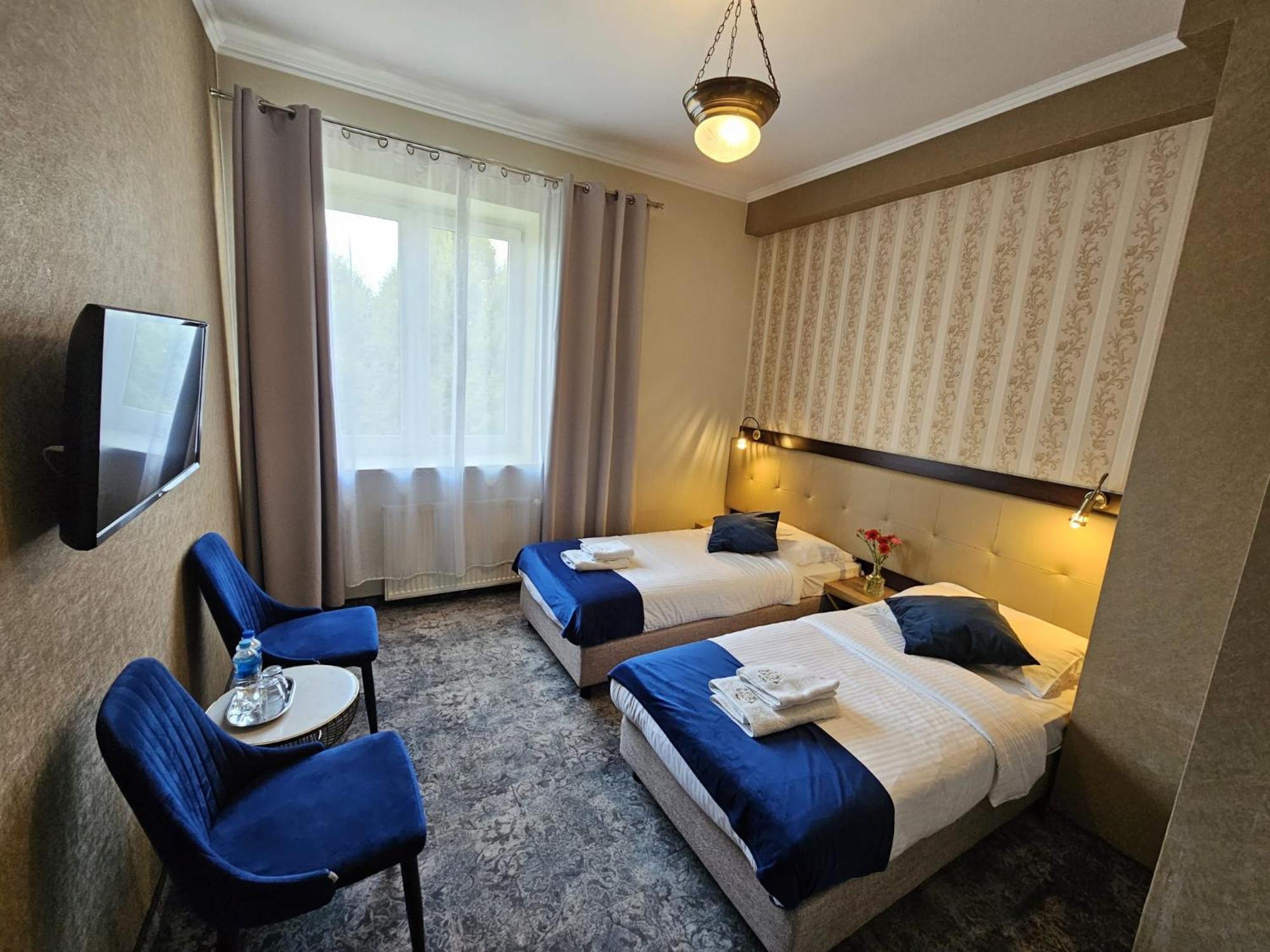 Standard Twin Room with Sofa - Photo 6