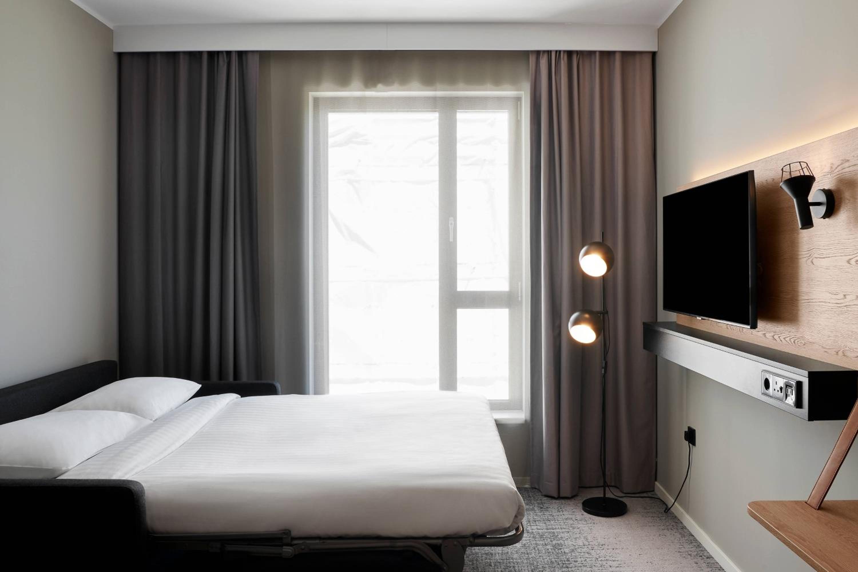 Moxy Extra Sleeper Queen Room with Sofa Bed - Photo 2