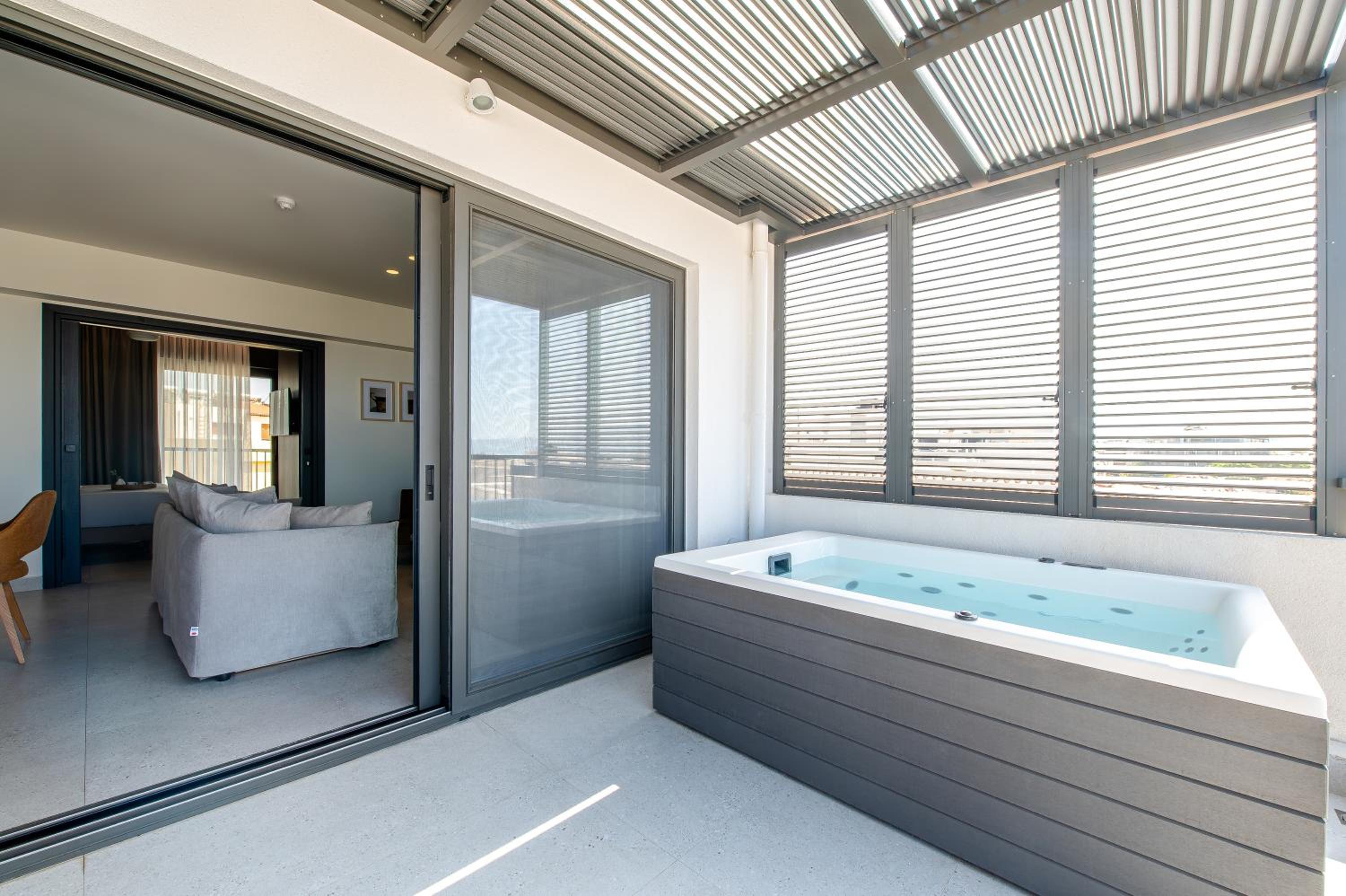 Premium Suite Sea View with Outdoor Jetted Tub - Photo 22