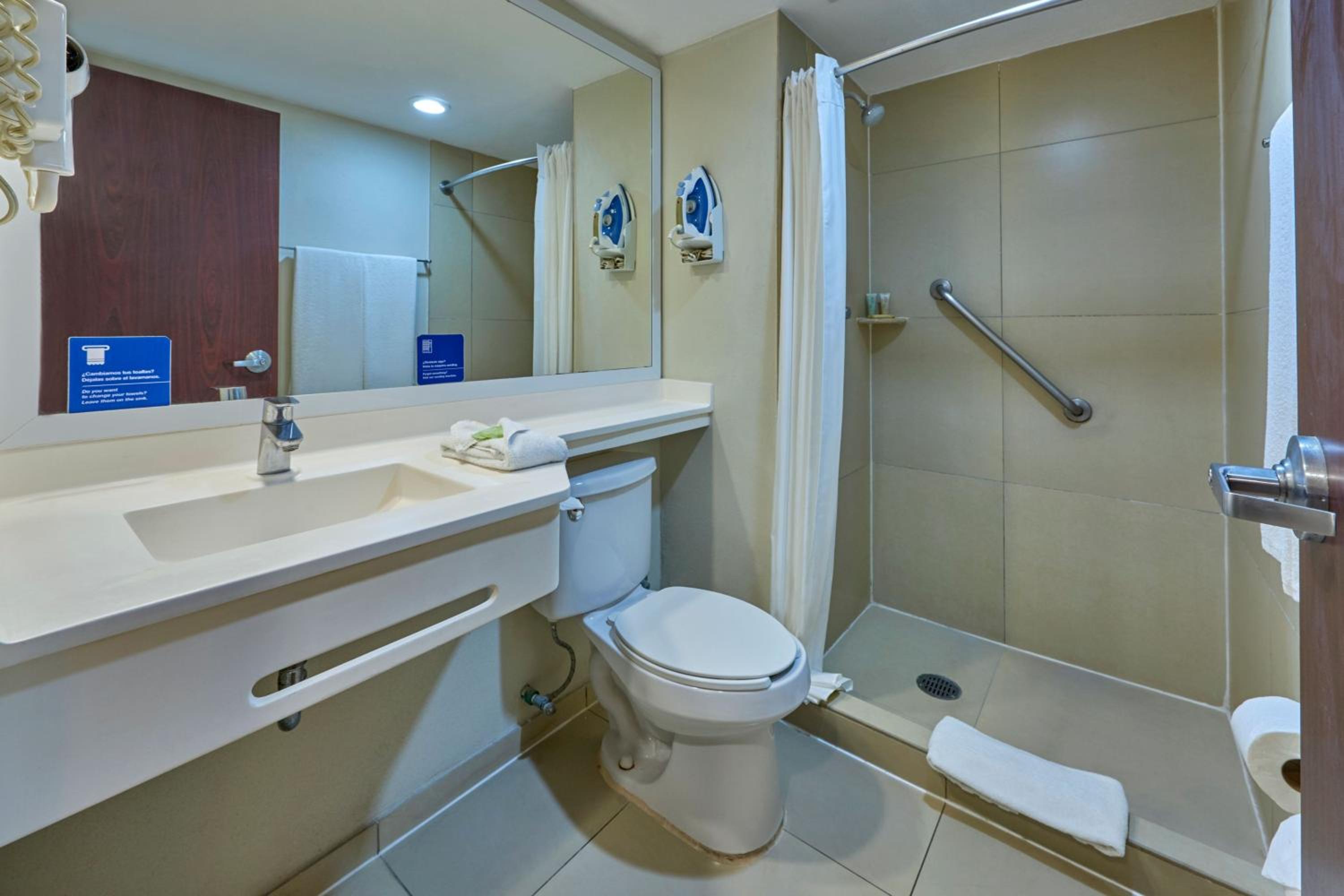 Queen Suite with Sofa Bed - Photo 2
