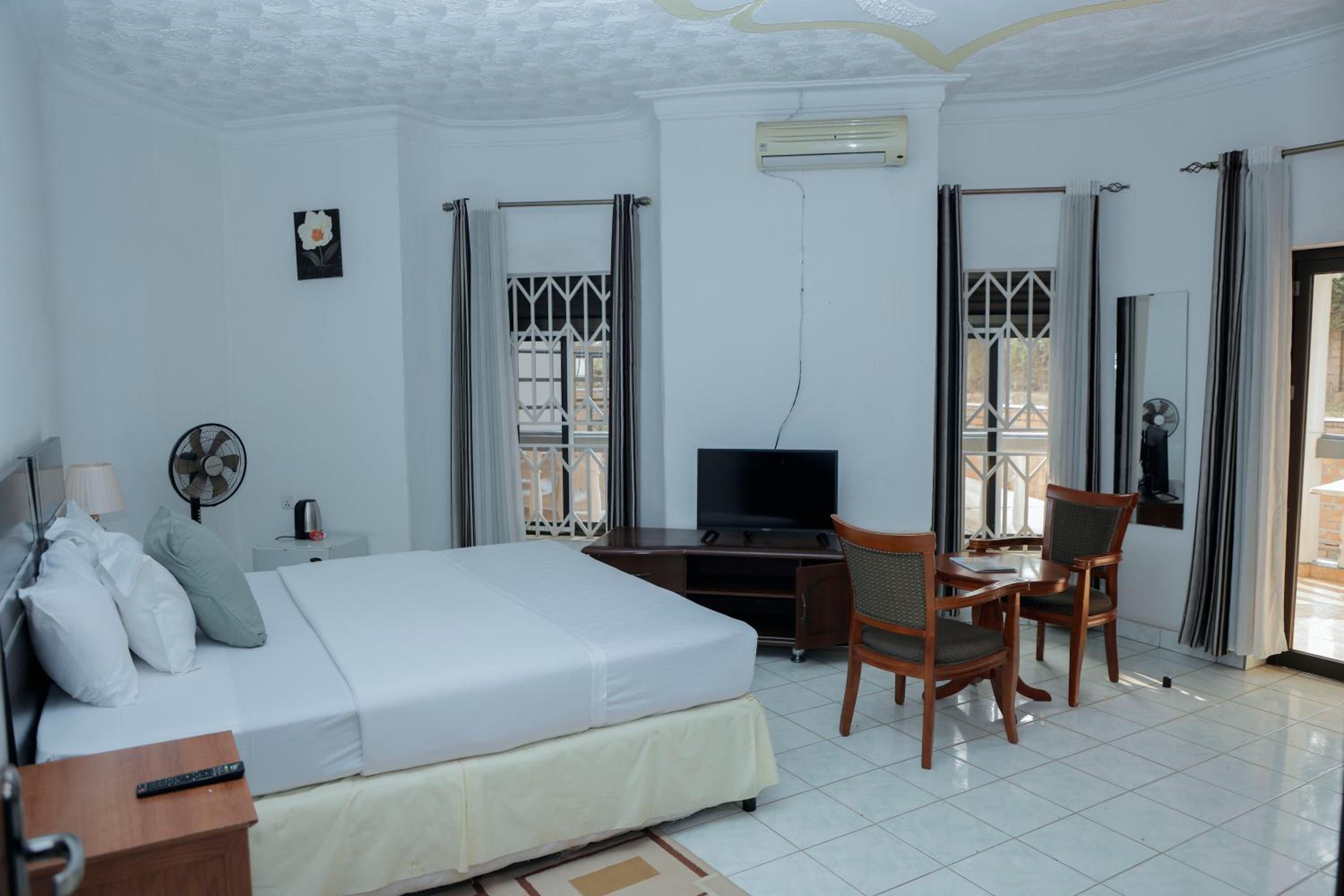 Twin Room with Bathroom photo 2