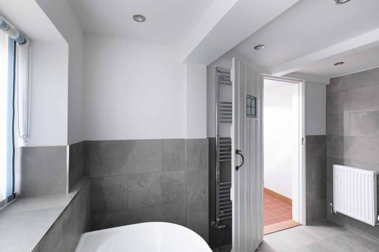 Double or Twin Room with Terrace - Photo 11