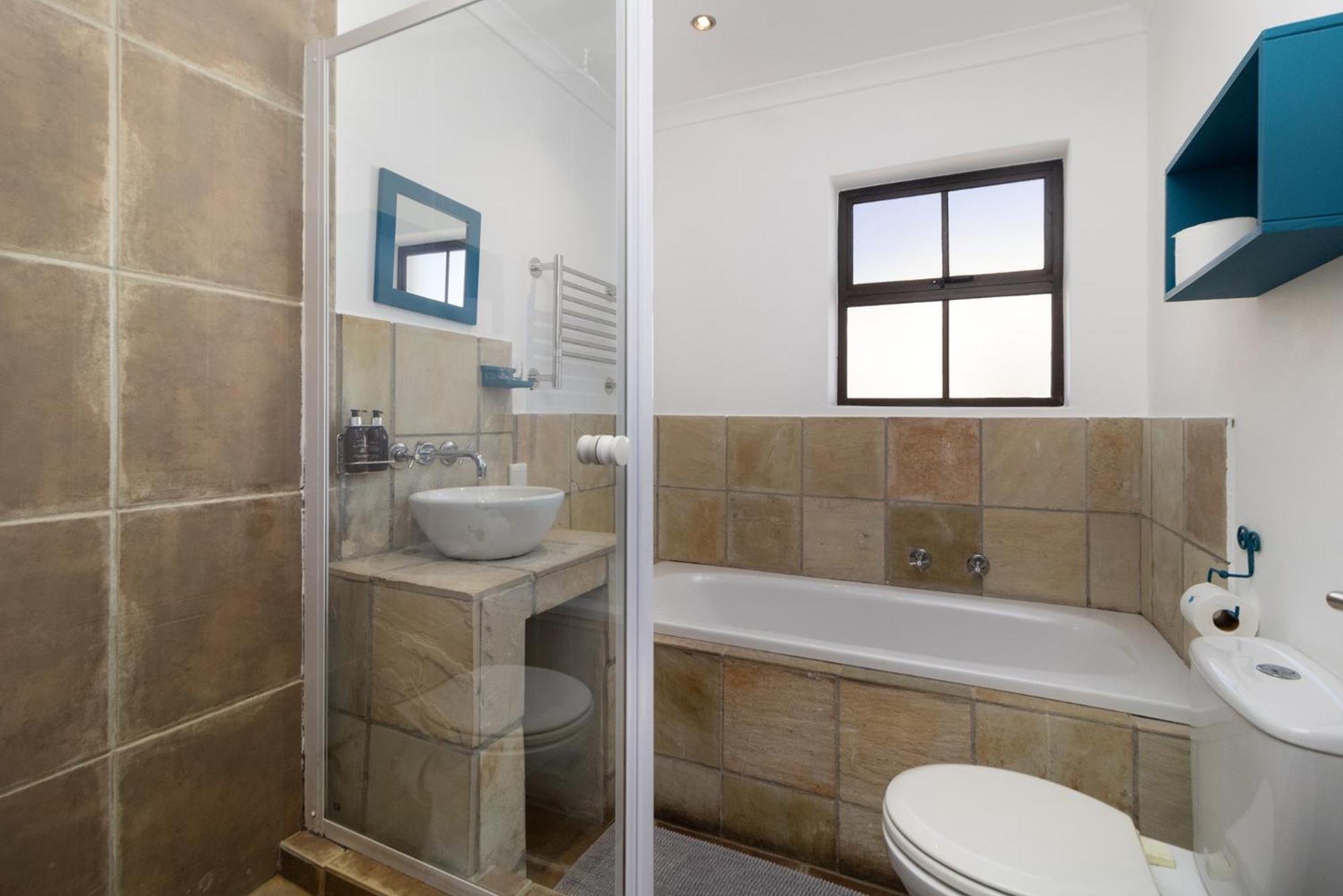 Queen Suite with Sea View - Photo 3