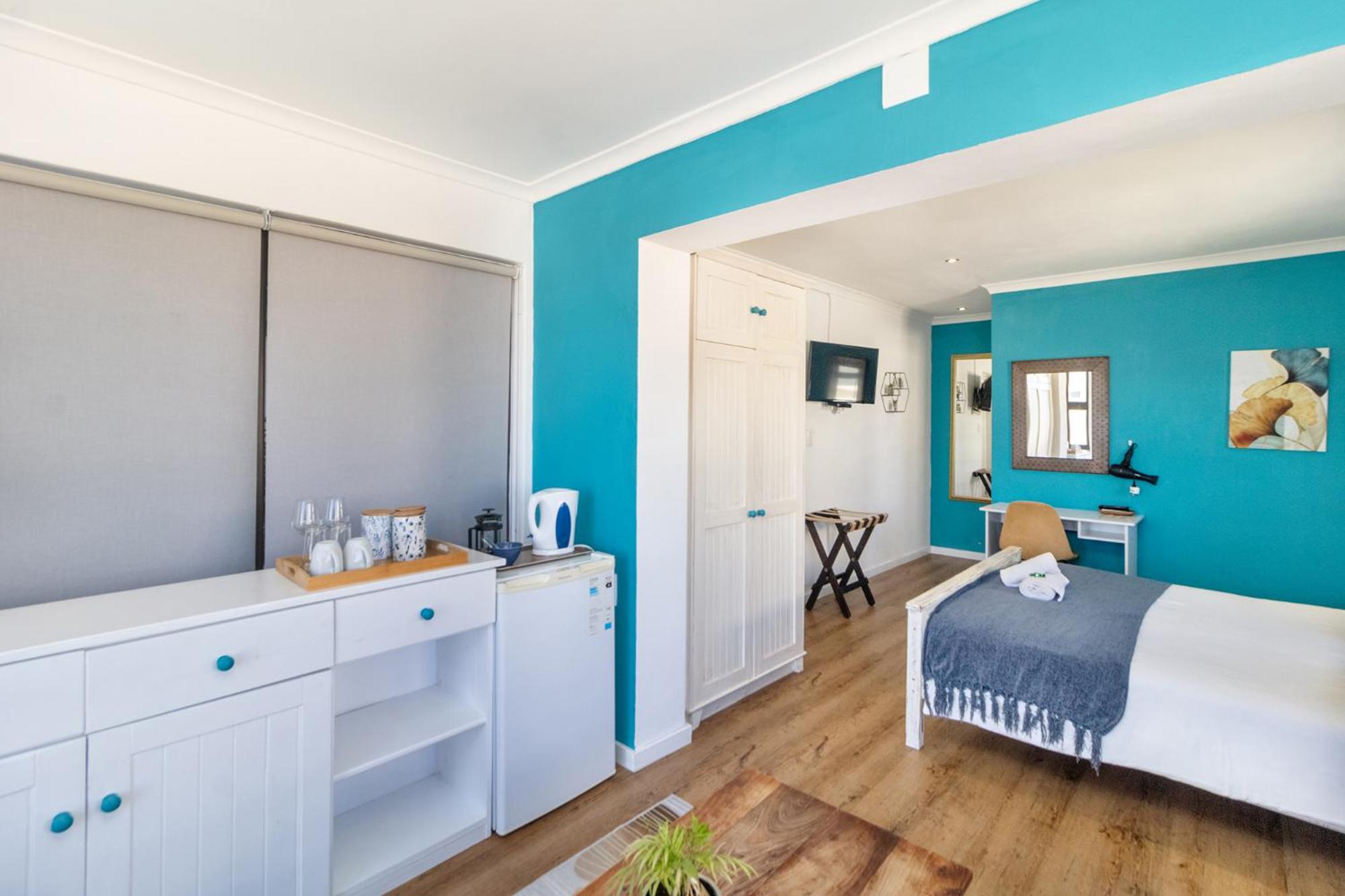 Queen Suite with Sea View - Photo 7