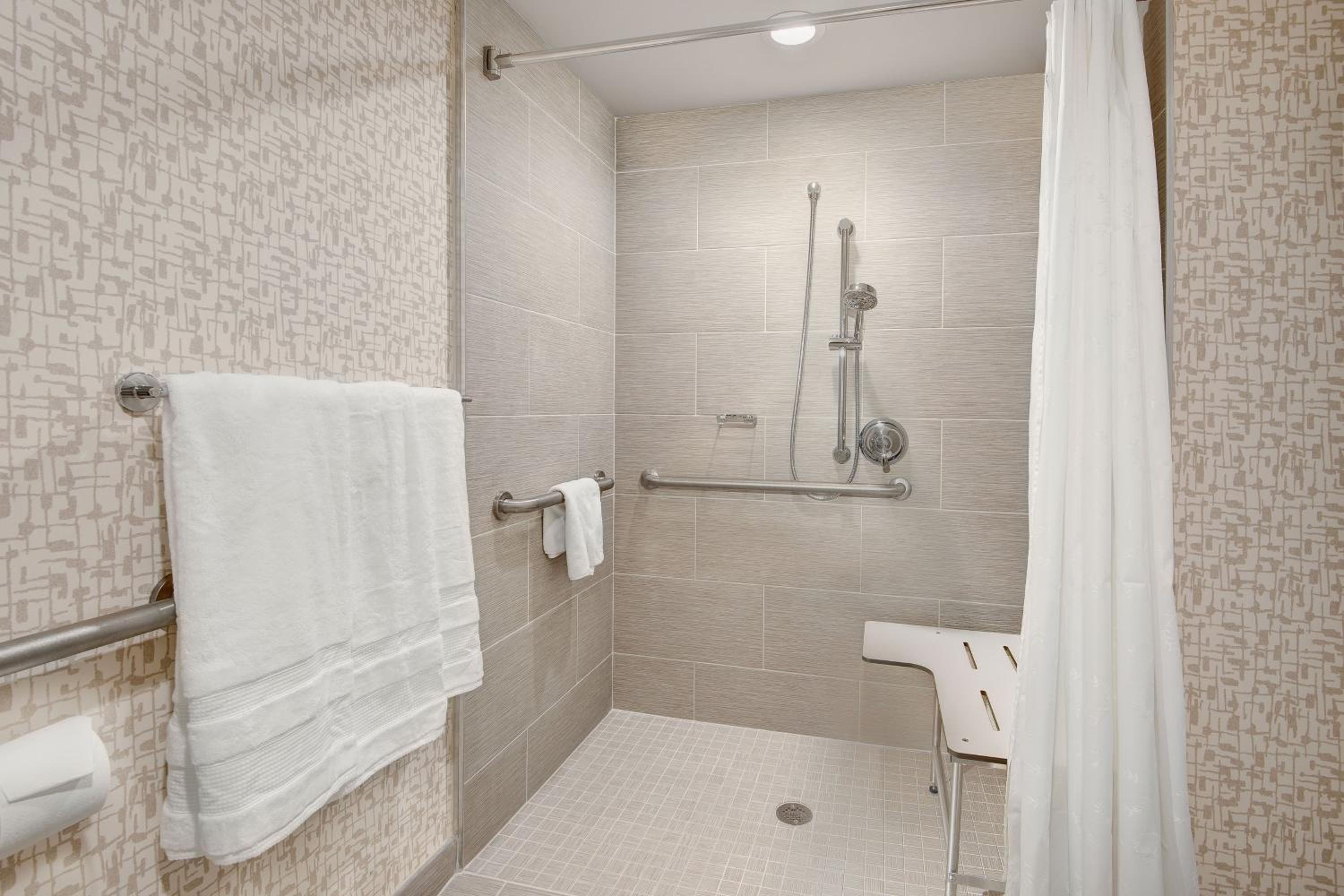 Deluxe Queen Room with Two Queen Beds - Photo 6