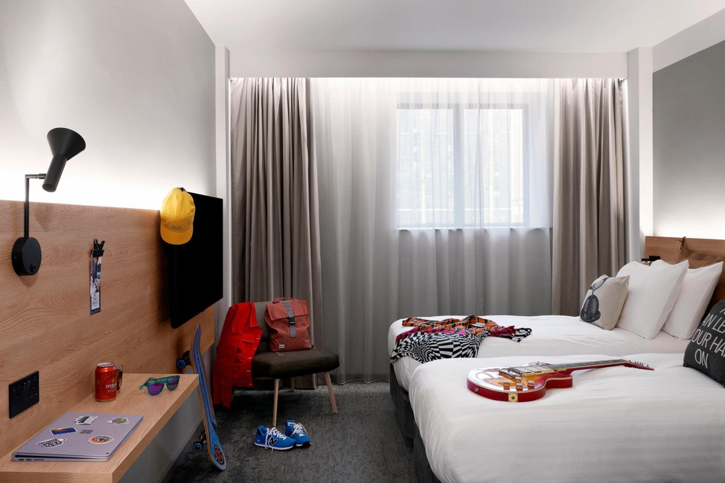 Moxy Sleeper, Guest room, 2 Twin/Single Bed(s) - Photo 10