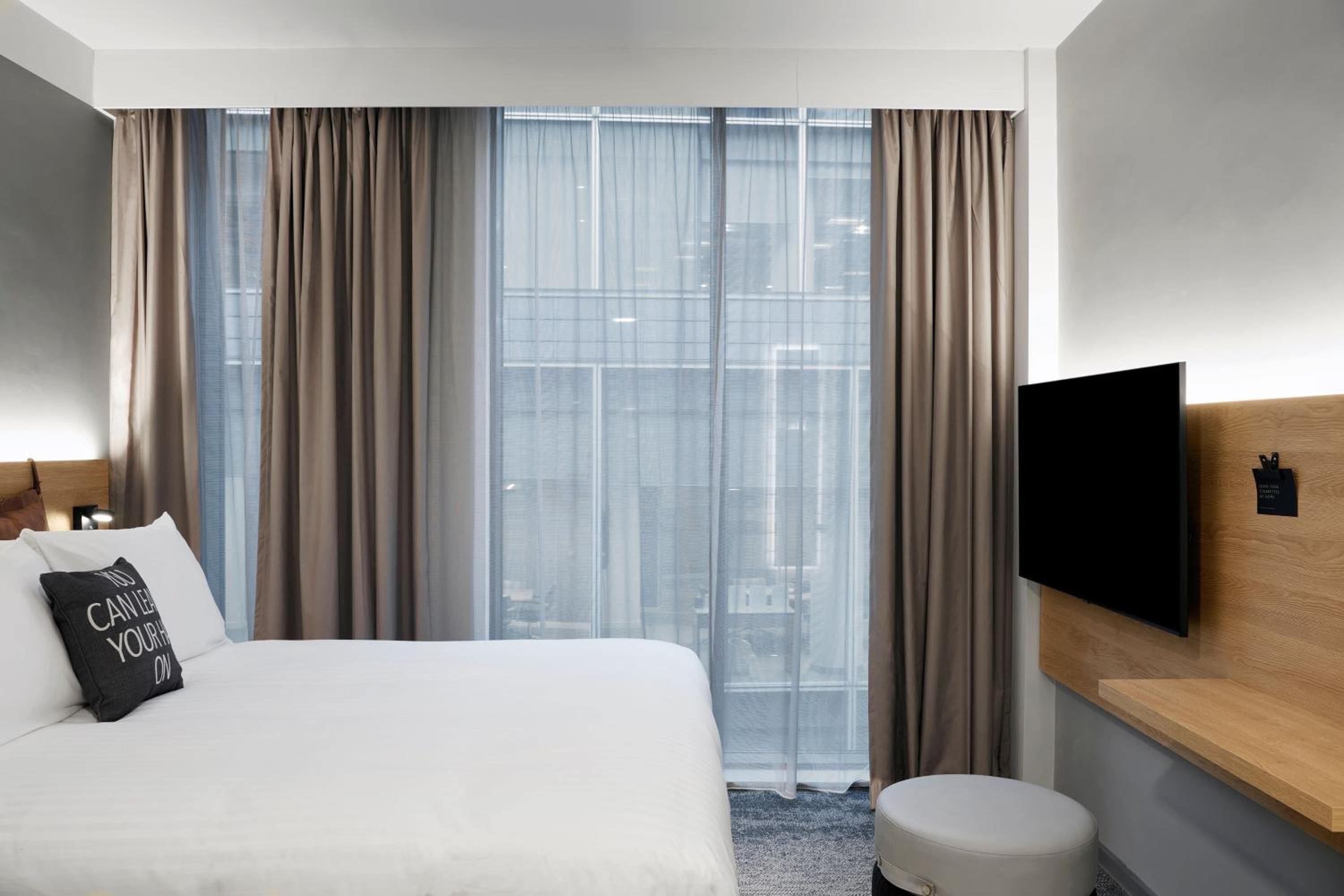 Moxy Sleeper Premium, Guest room, 1 King - Photo 4