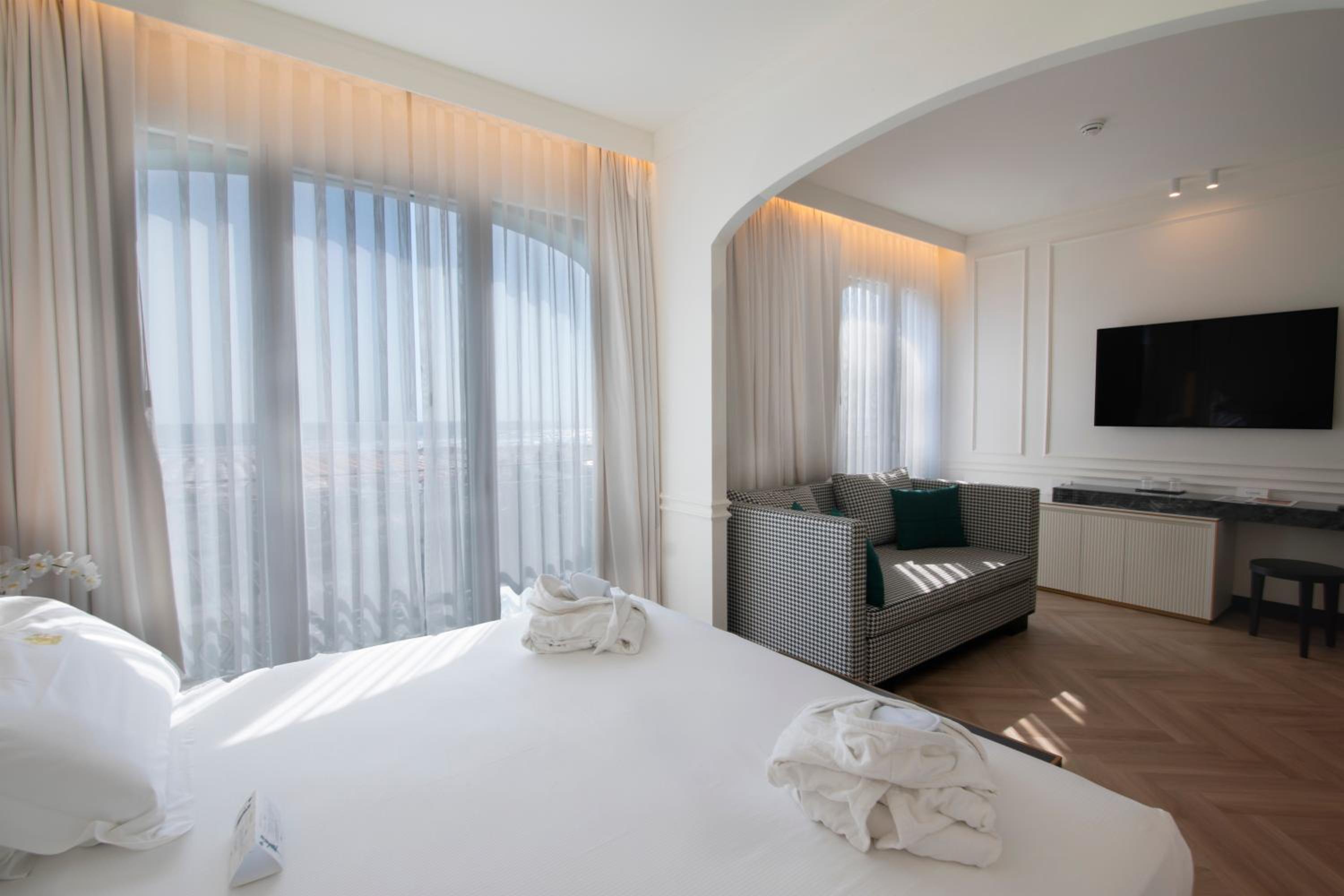 Junior Suite with Sea View - Photo 3