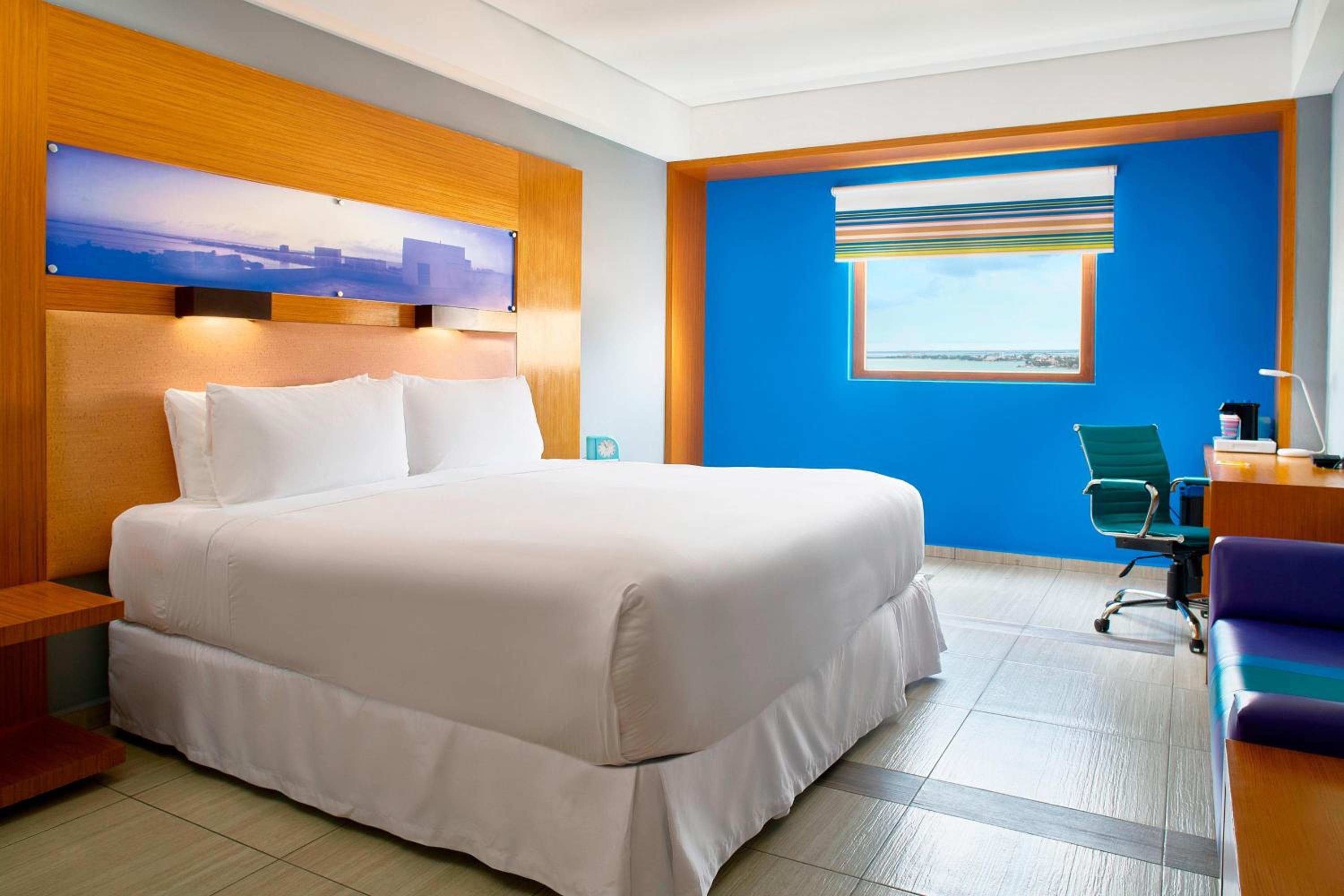 Aloft Lagoon View, Guest room, 1 King+ Complimentary open bar photo 3