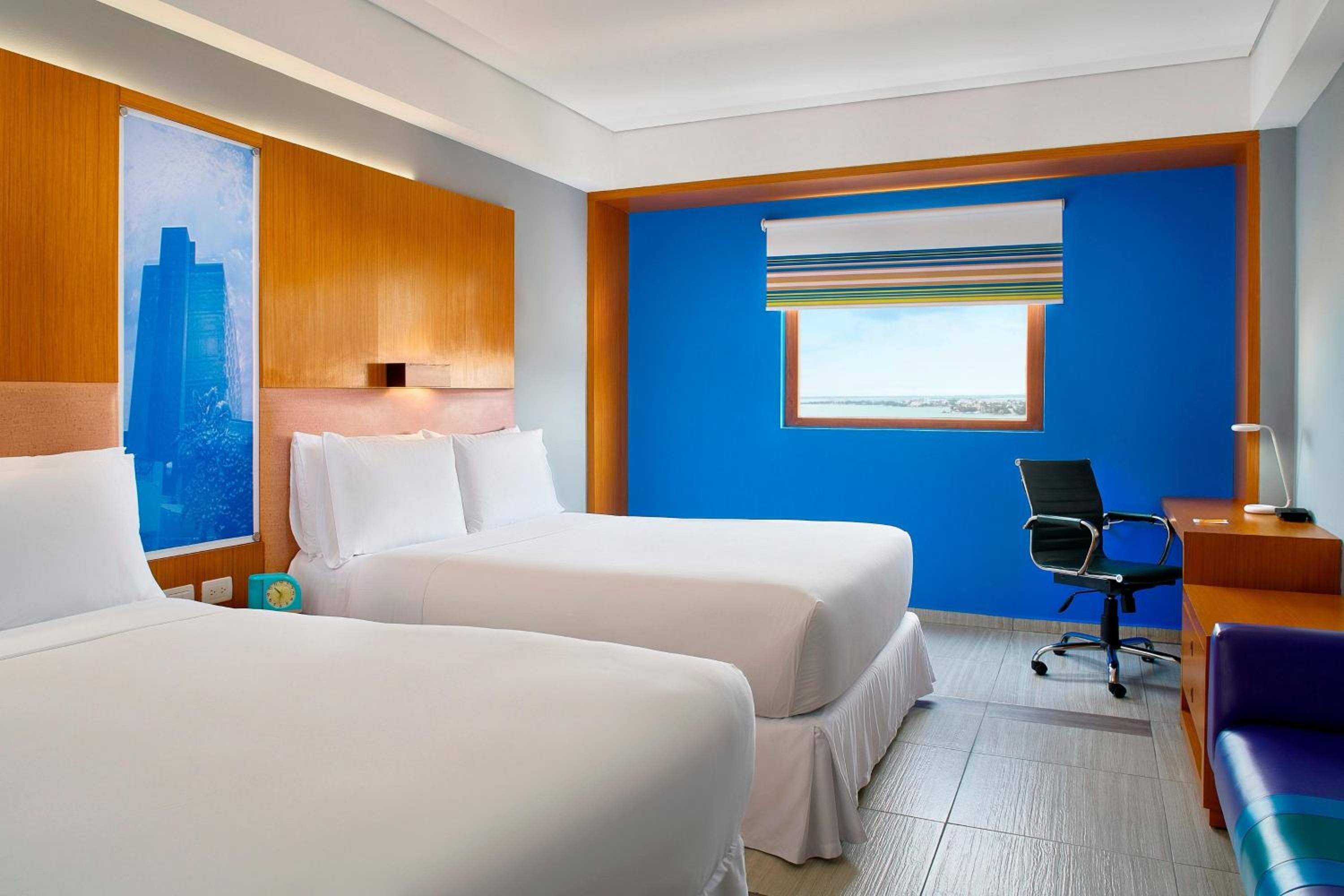 Aloft Lagoon View, Guest room, 2 Queen+ Complimentary open bar photo 3