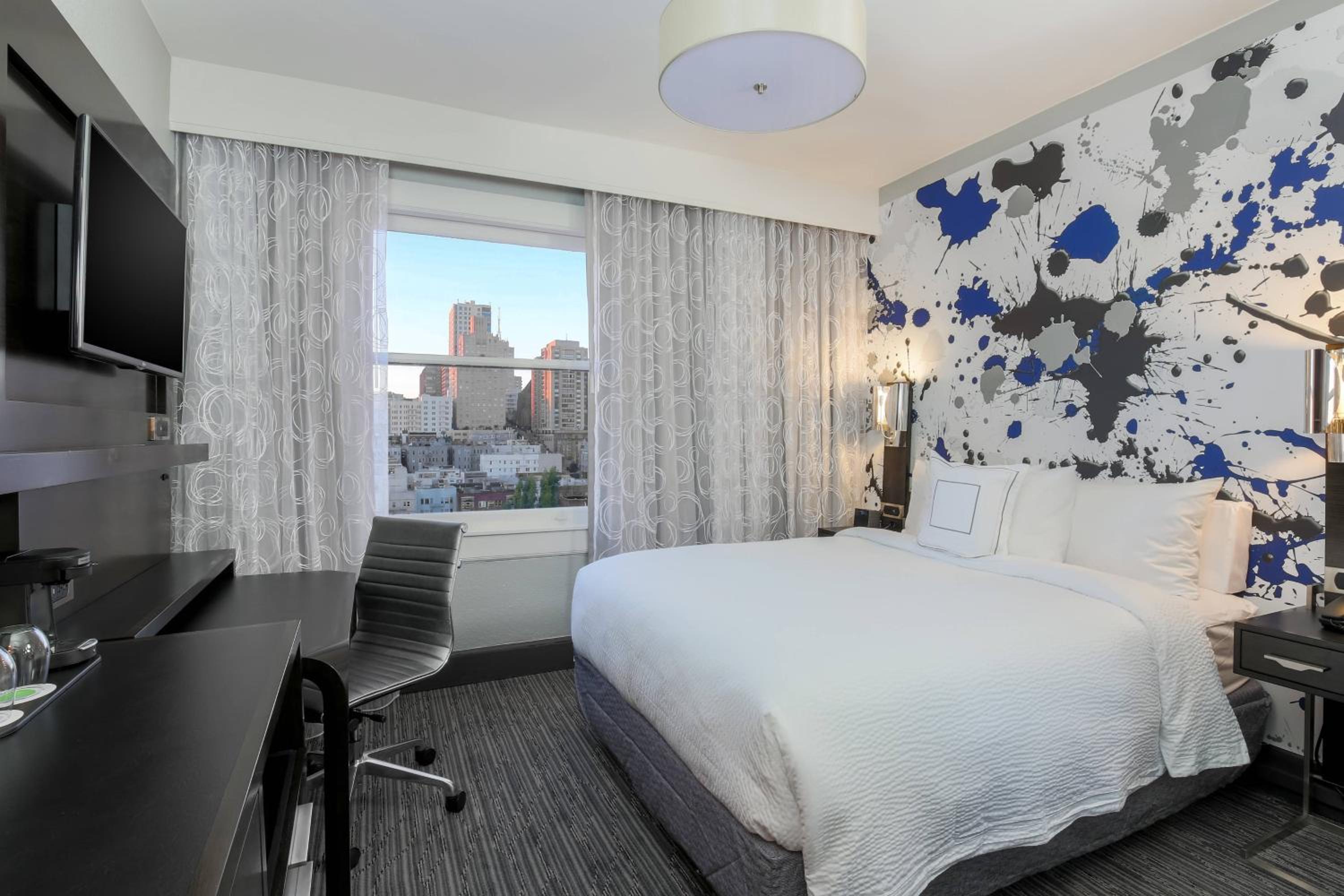 Queen Room with City View - Photo 1