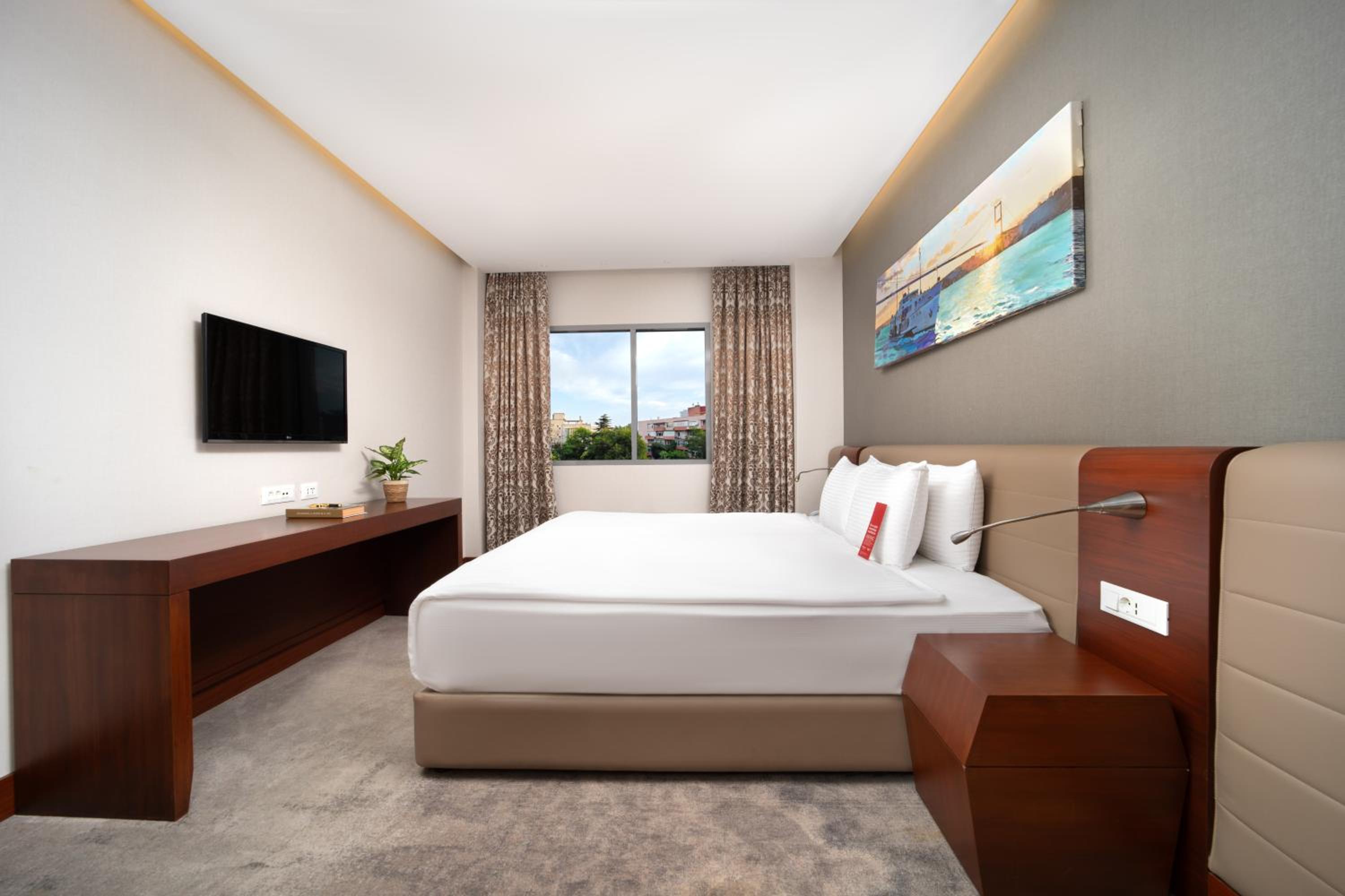 King Suite with City View photo 1