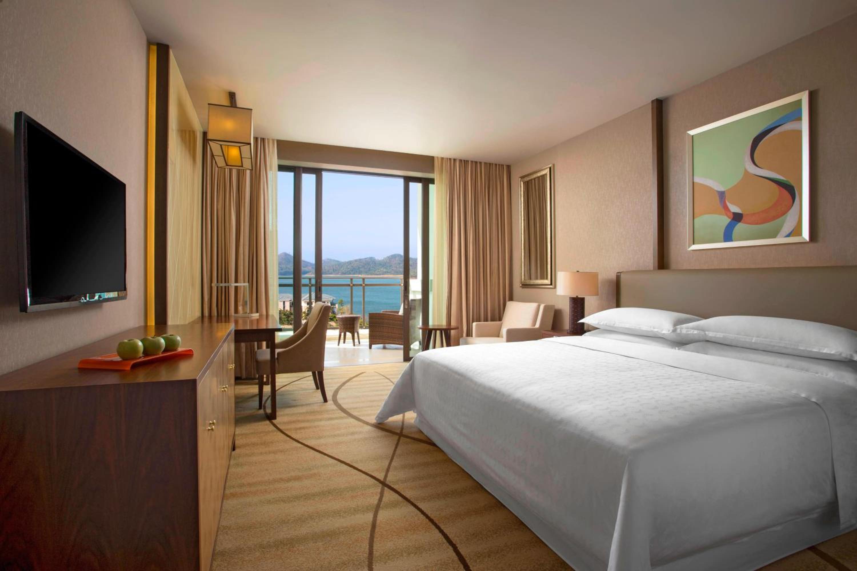 Deluxe Double Room with Lake View photo 2