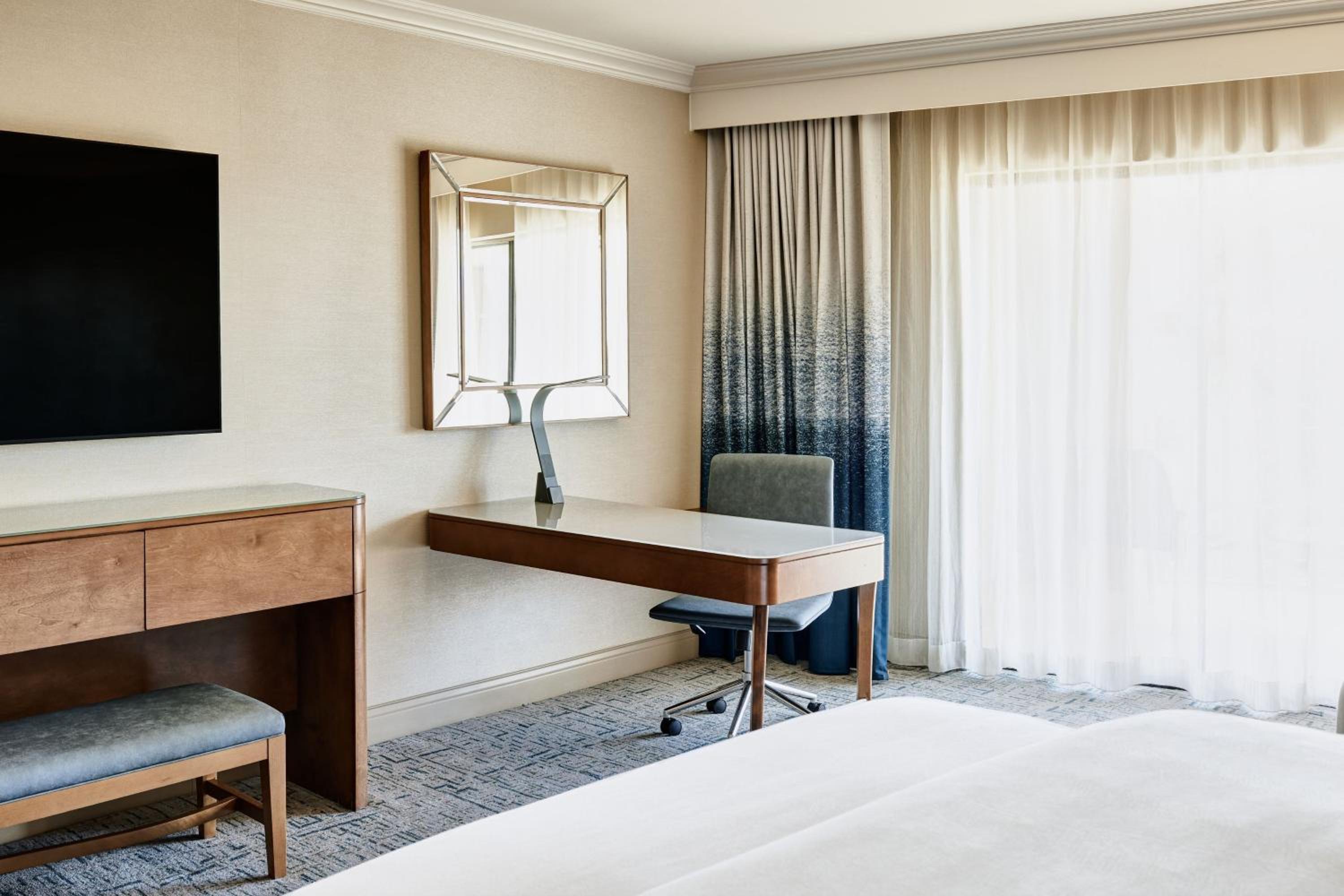 Guest room, 1 King, Balcony - Photo 13