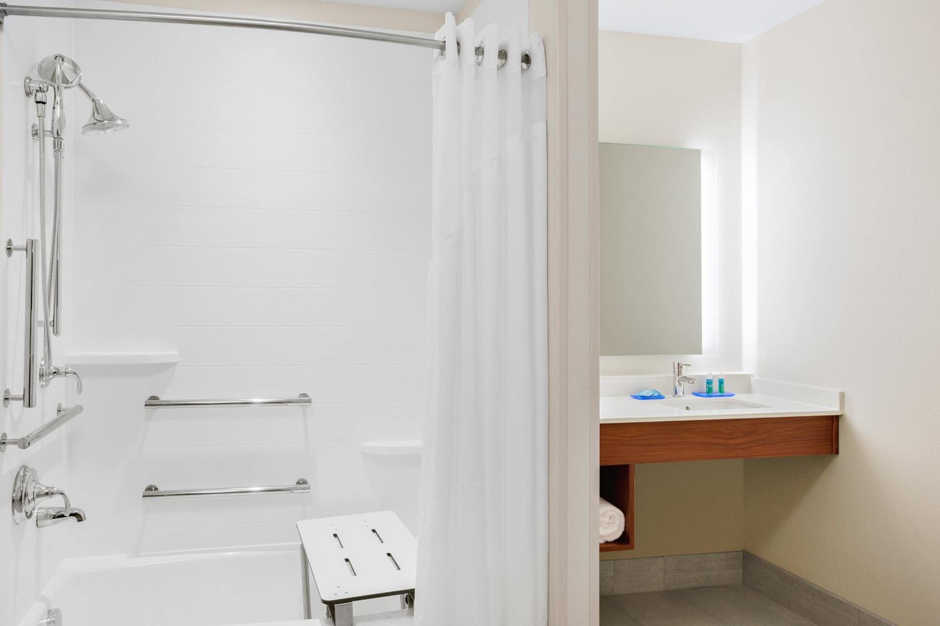 Standard King Room - Communications Accessible photo 2