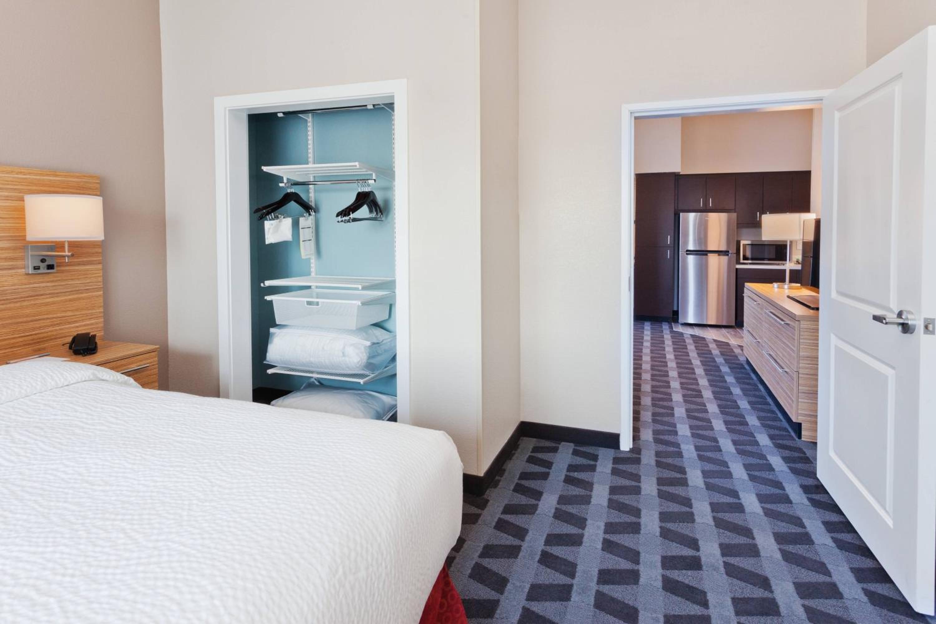 One-Bedroom Suite with Queen Bed and a Sofa Bed photo 2
