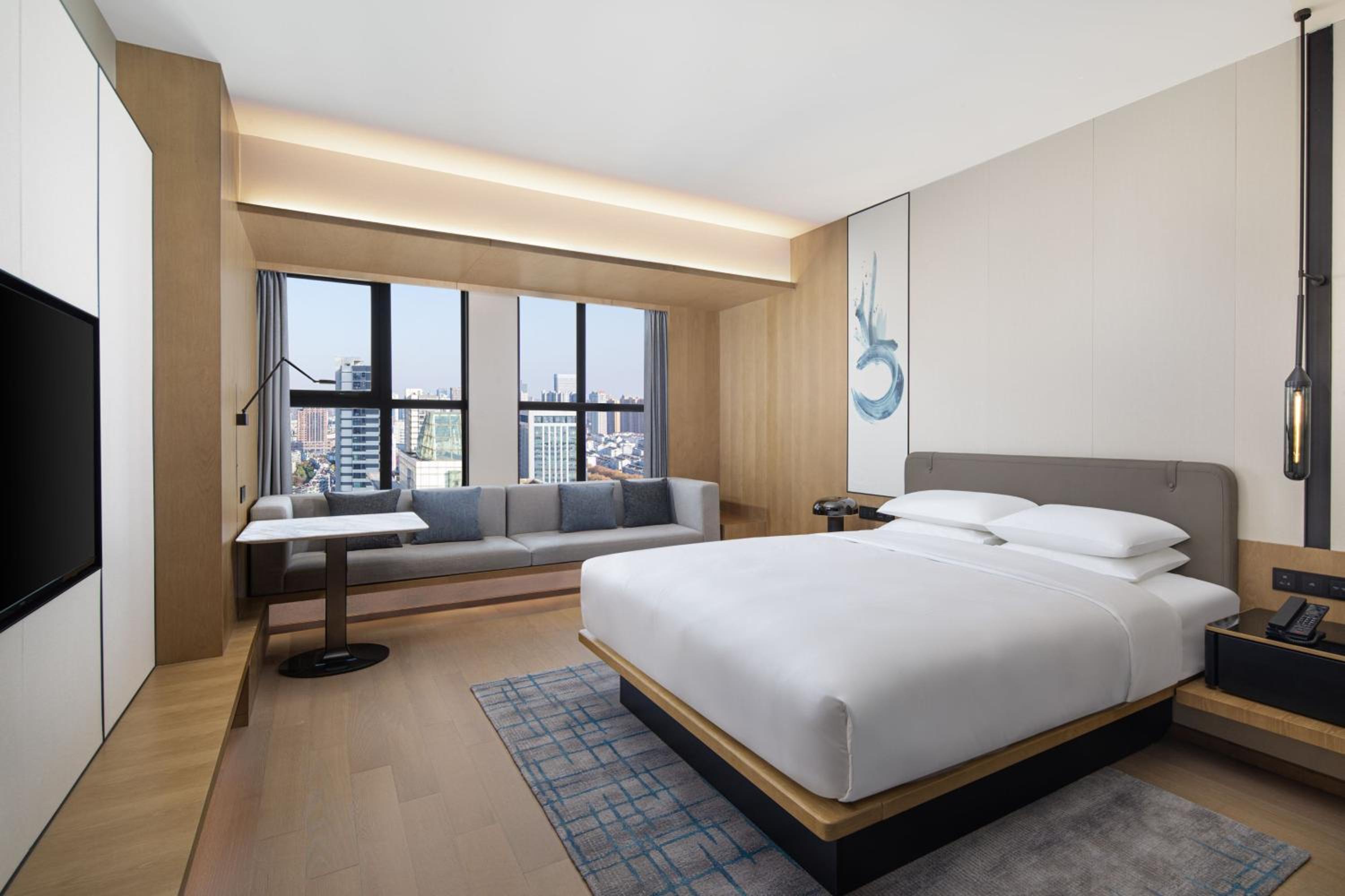 Superior King Room with City View