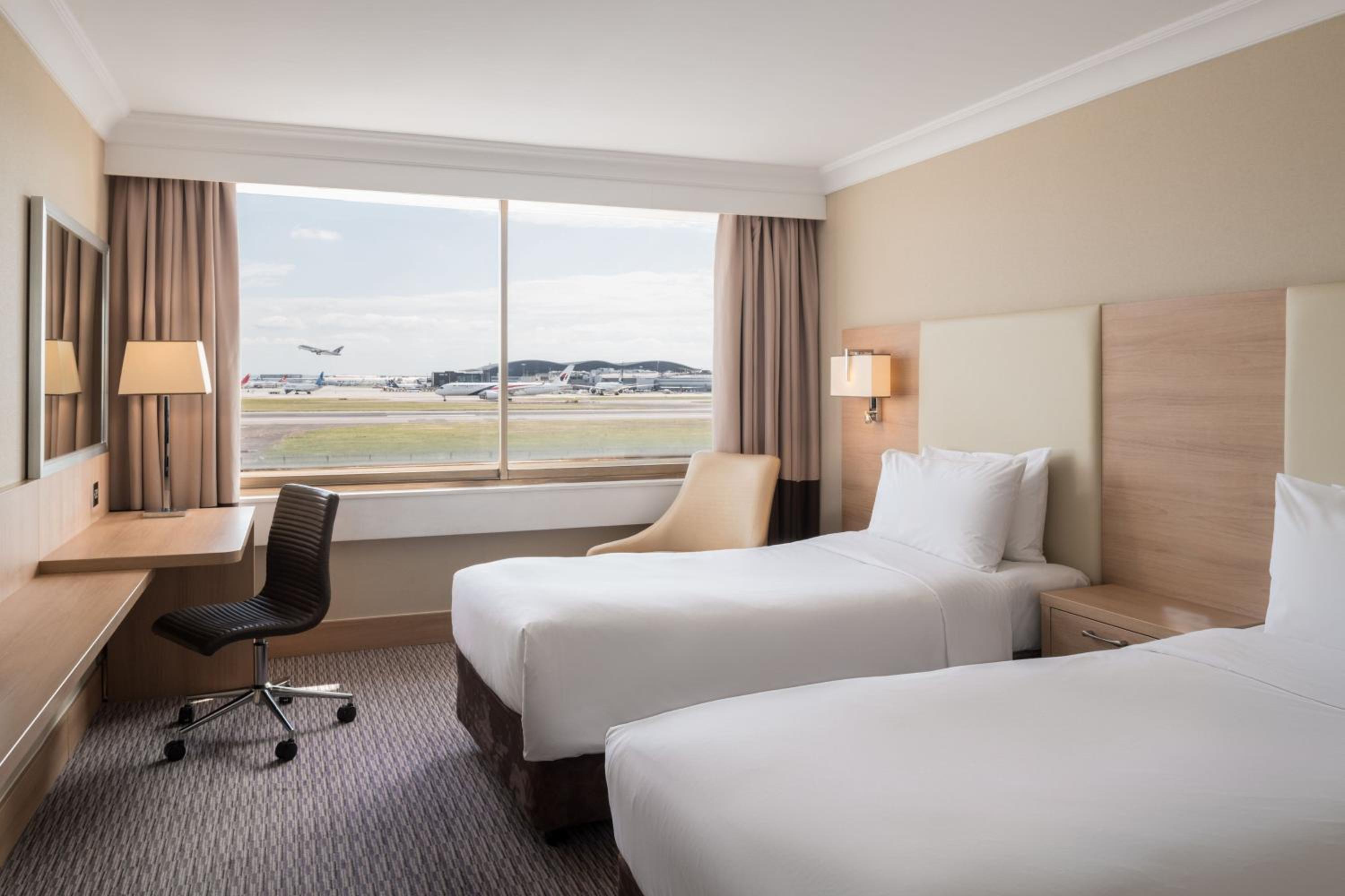 Superior Runway View Twin Room - Photo 5