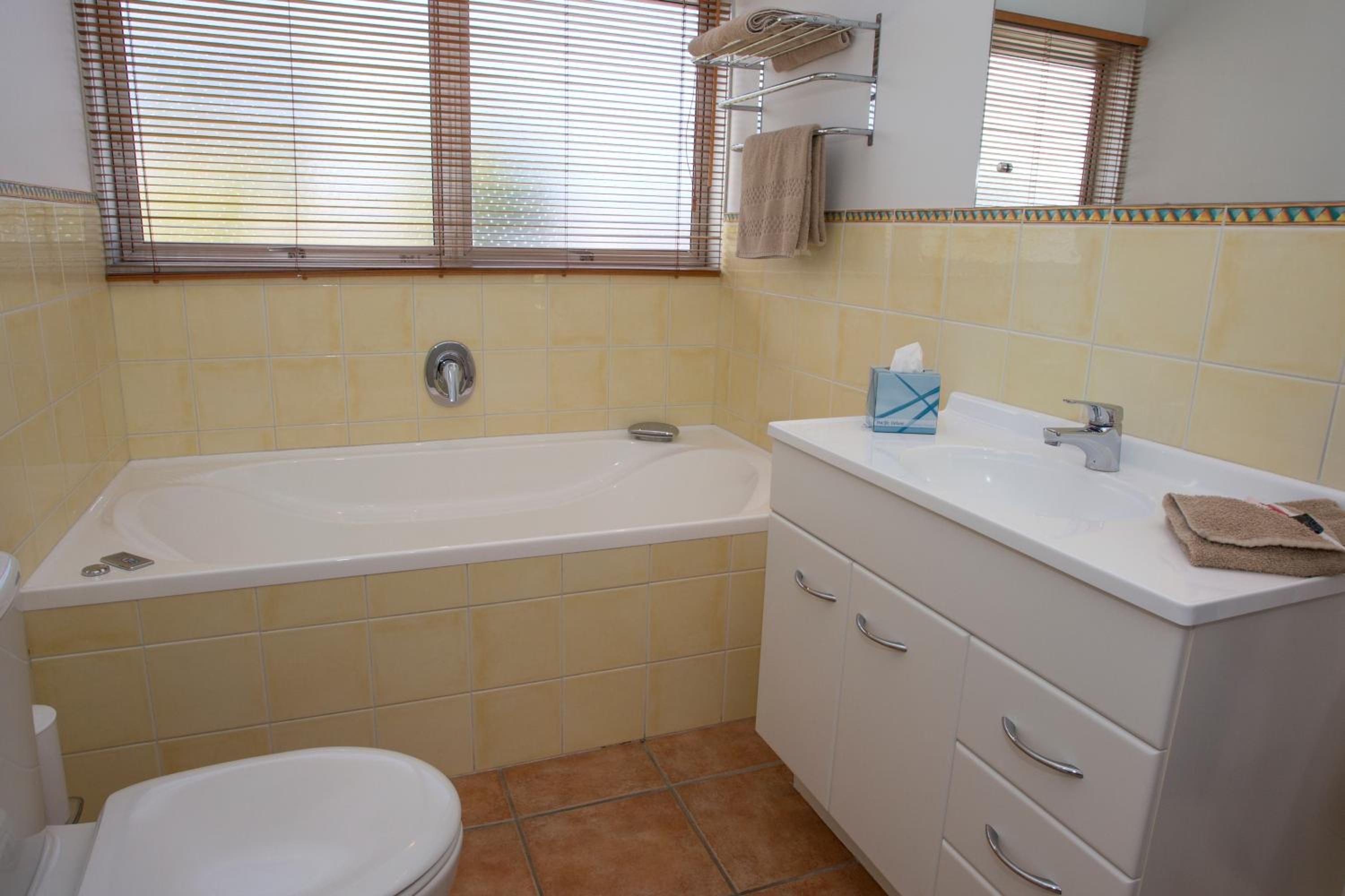 Queen Two Bedroom Apartment (sleeps 4) - Photo 2