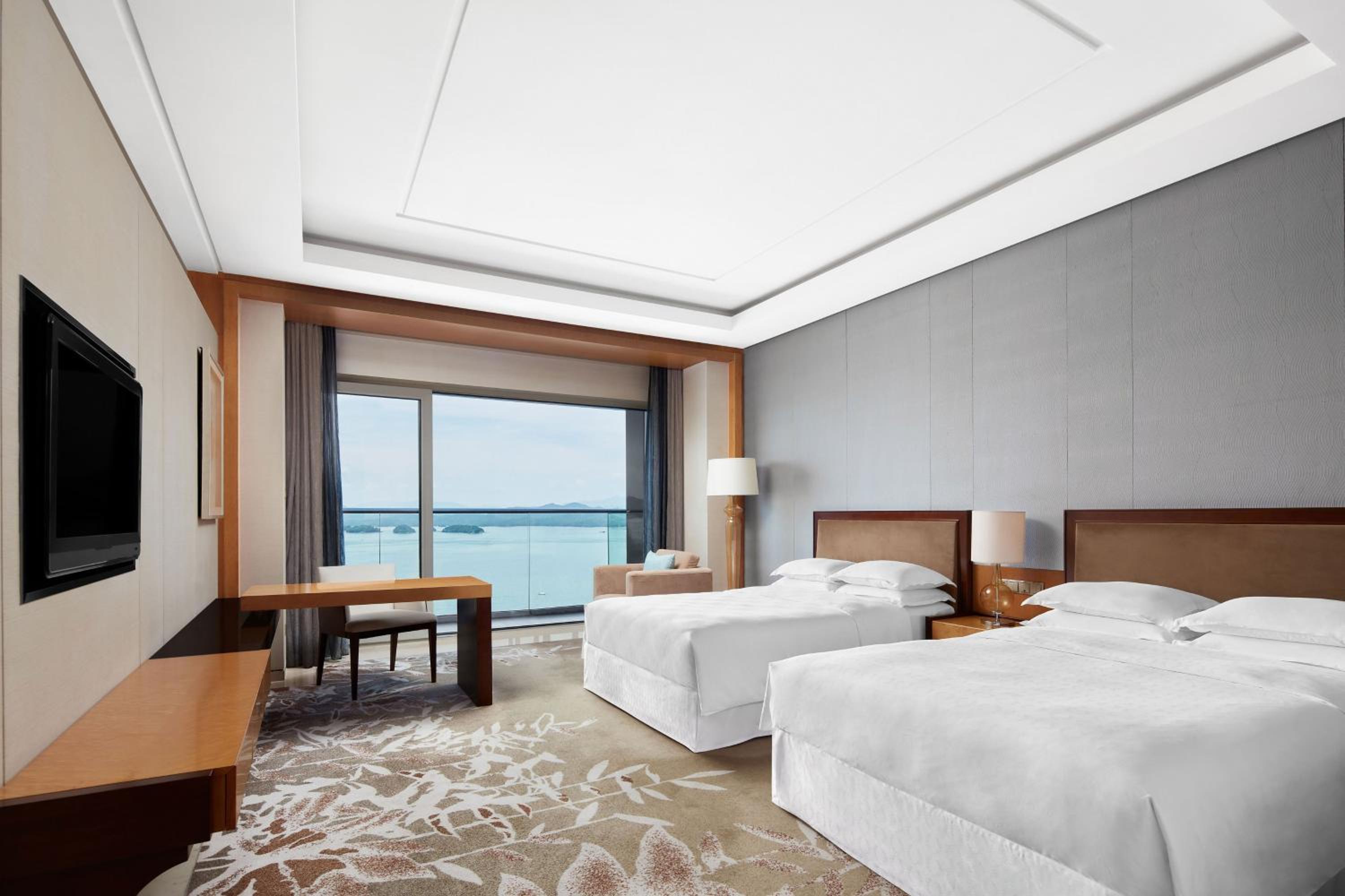 Club level, Guest room, 2 Twin/Single Bed(s), Lake view      photo 2