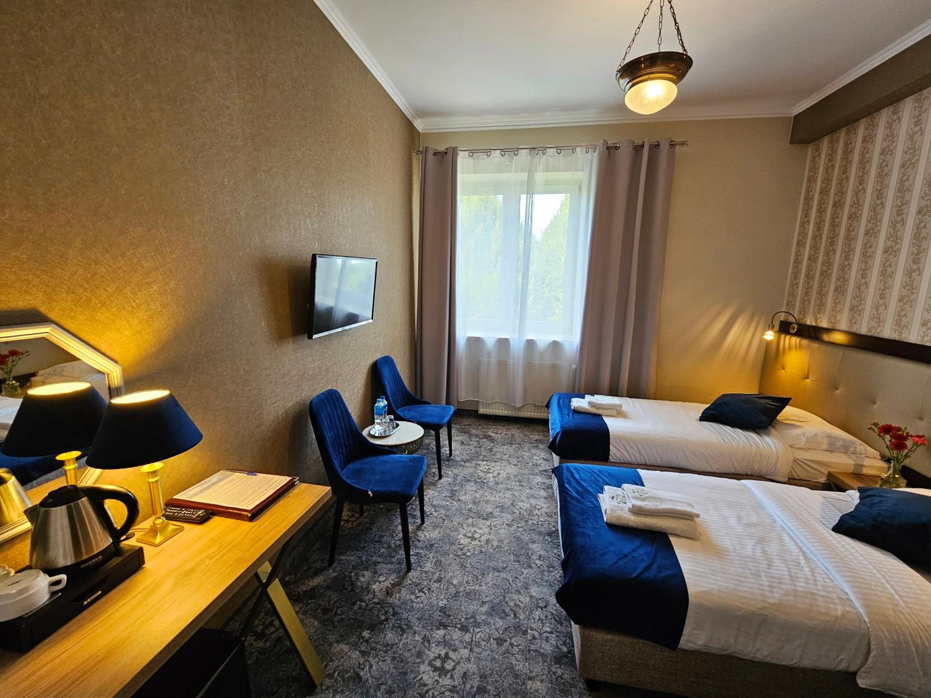 Standard Twin Room with Sofa - Photo 1