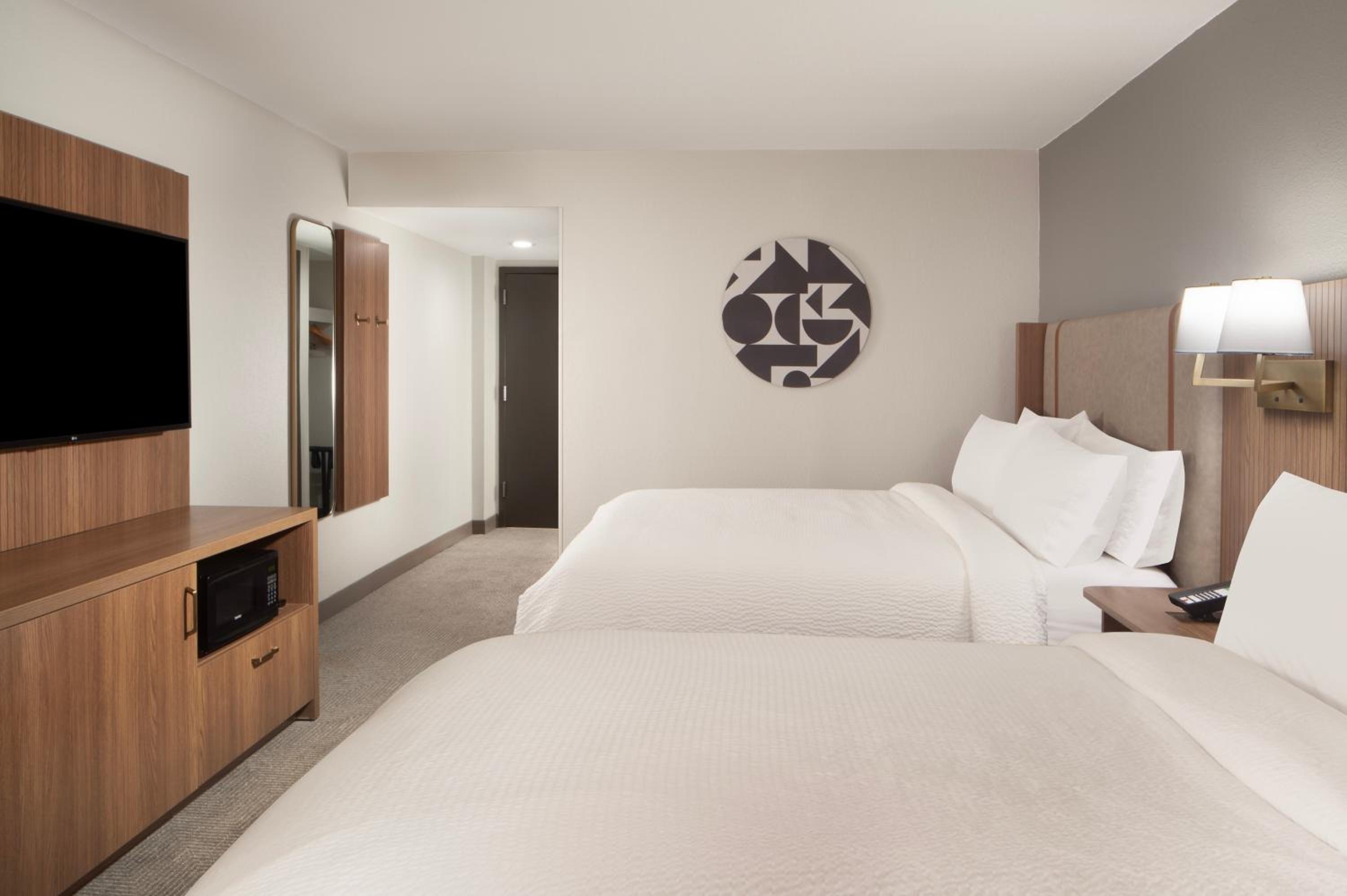 Standard Room with Two Queen Beds - Photo 5