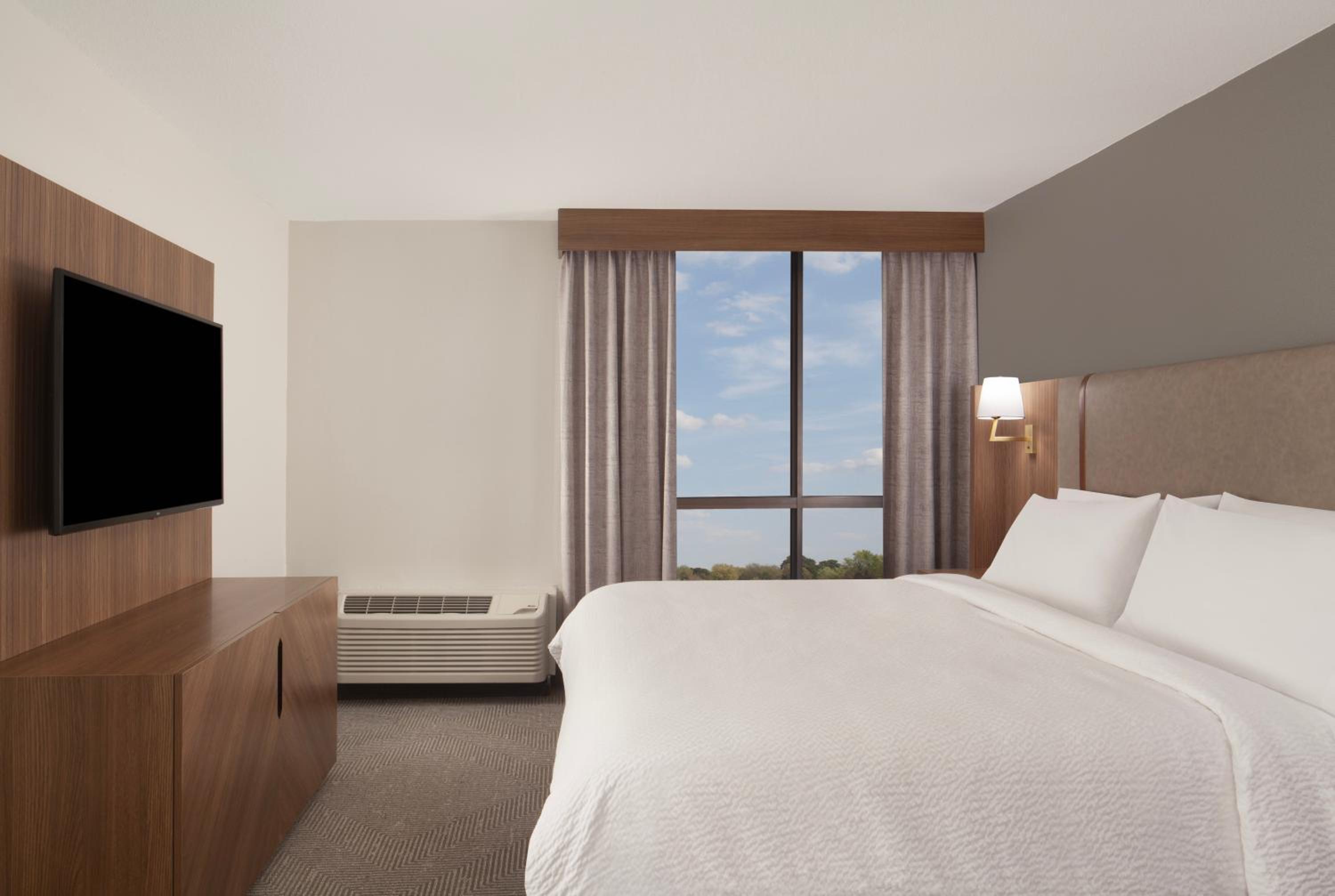 One-Bedroom King Suite with Kitchen - Photo 3