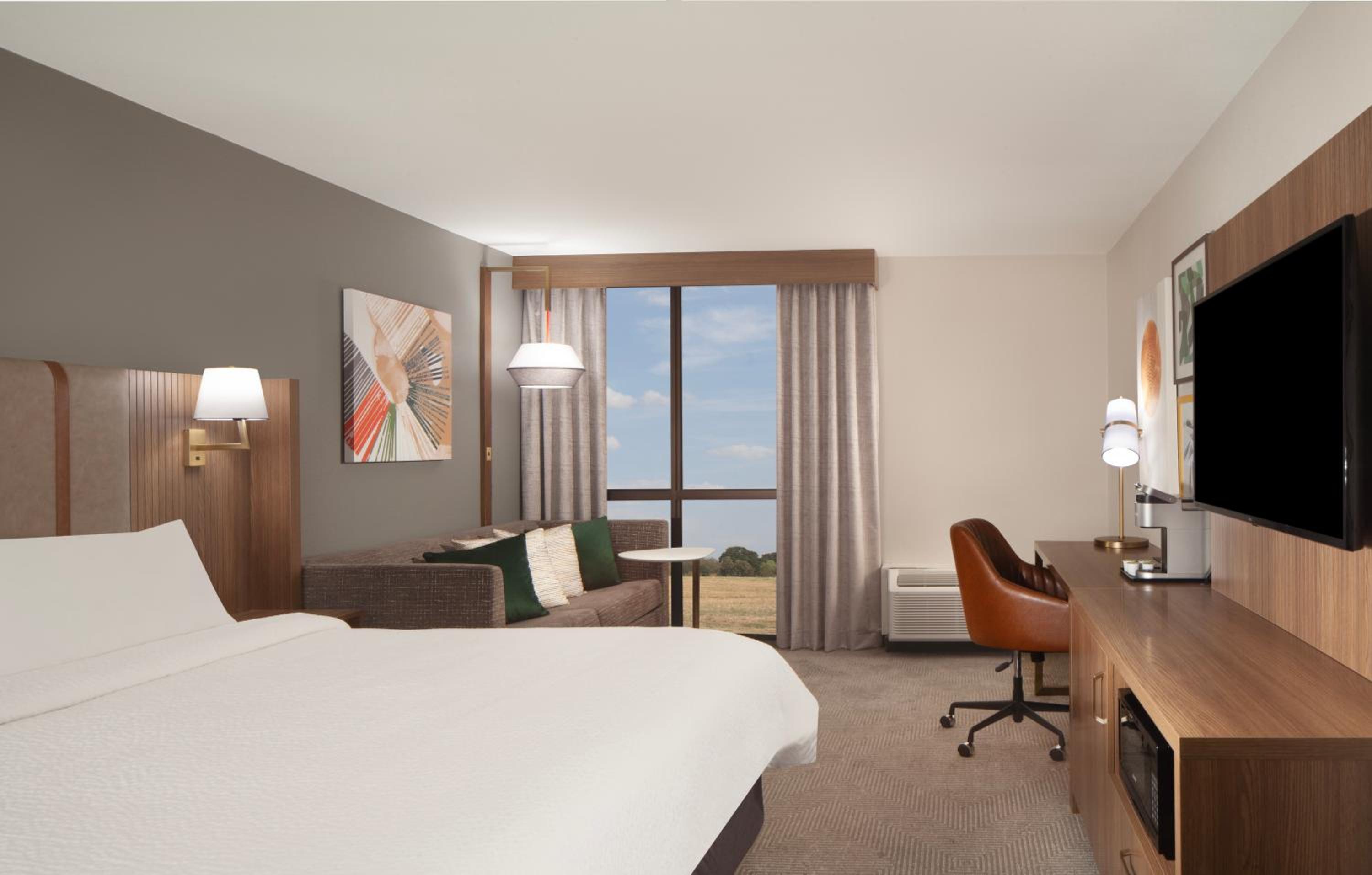 Standard King Room with Sofa Bed - Photo 1