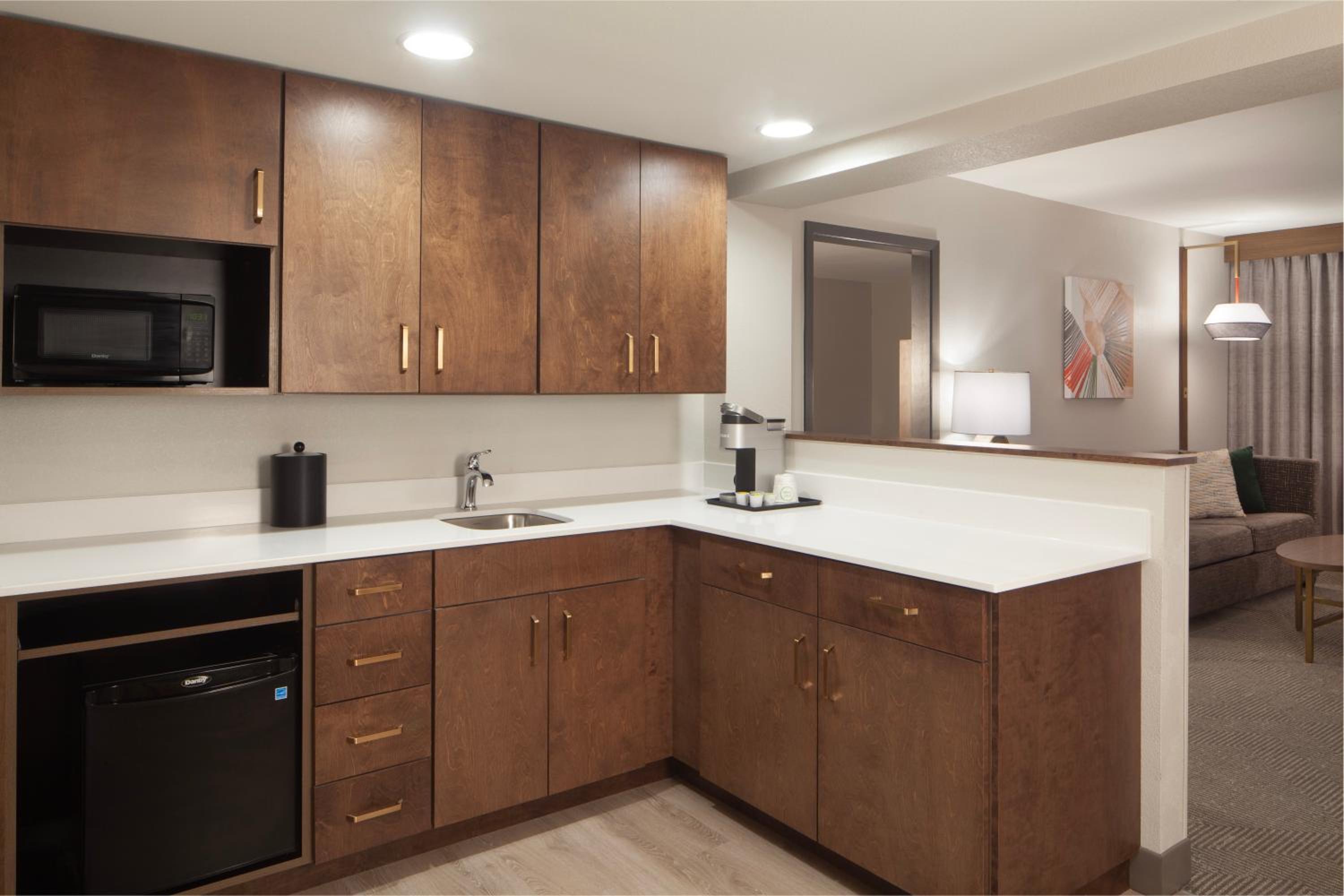 One-Bedroom King Suite with Kitchen - Photo 4