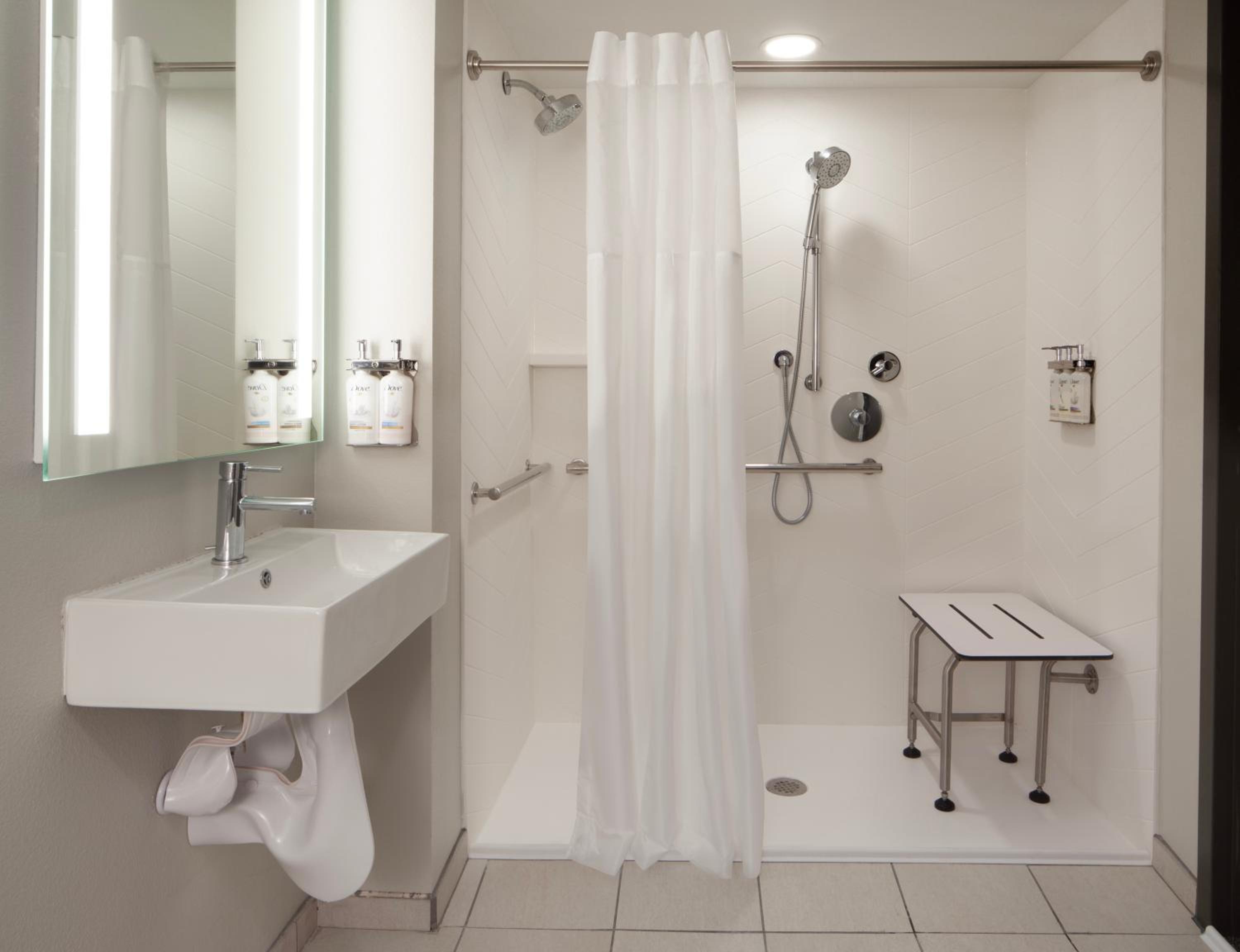 Standard King Room with Roll-In Shower - Photo 3