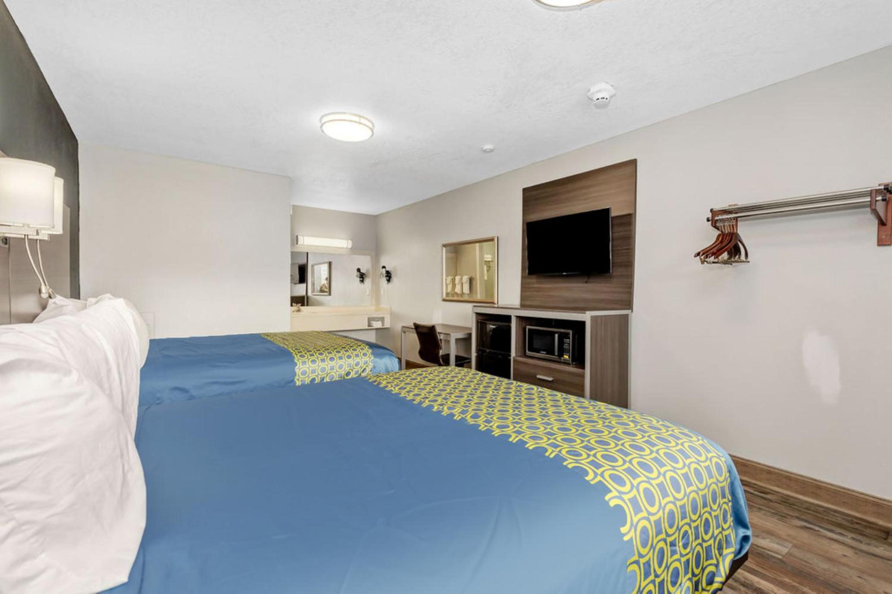 2 Queen Beds Non-Smoking - Photo 19