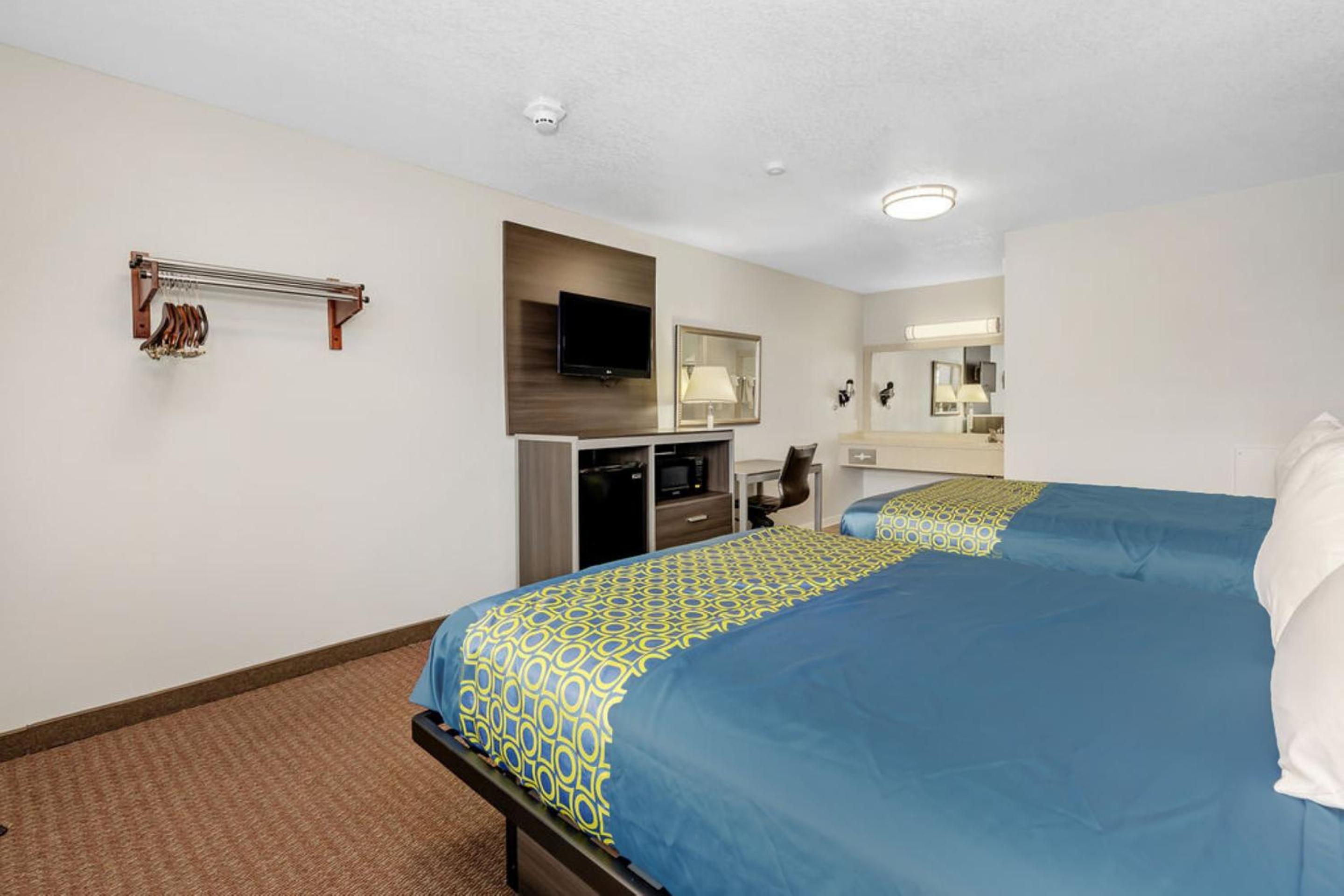 2 Queen Beds Non-Smoking - Photo 17