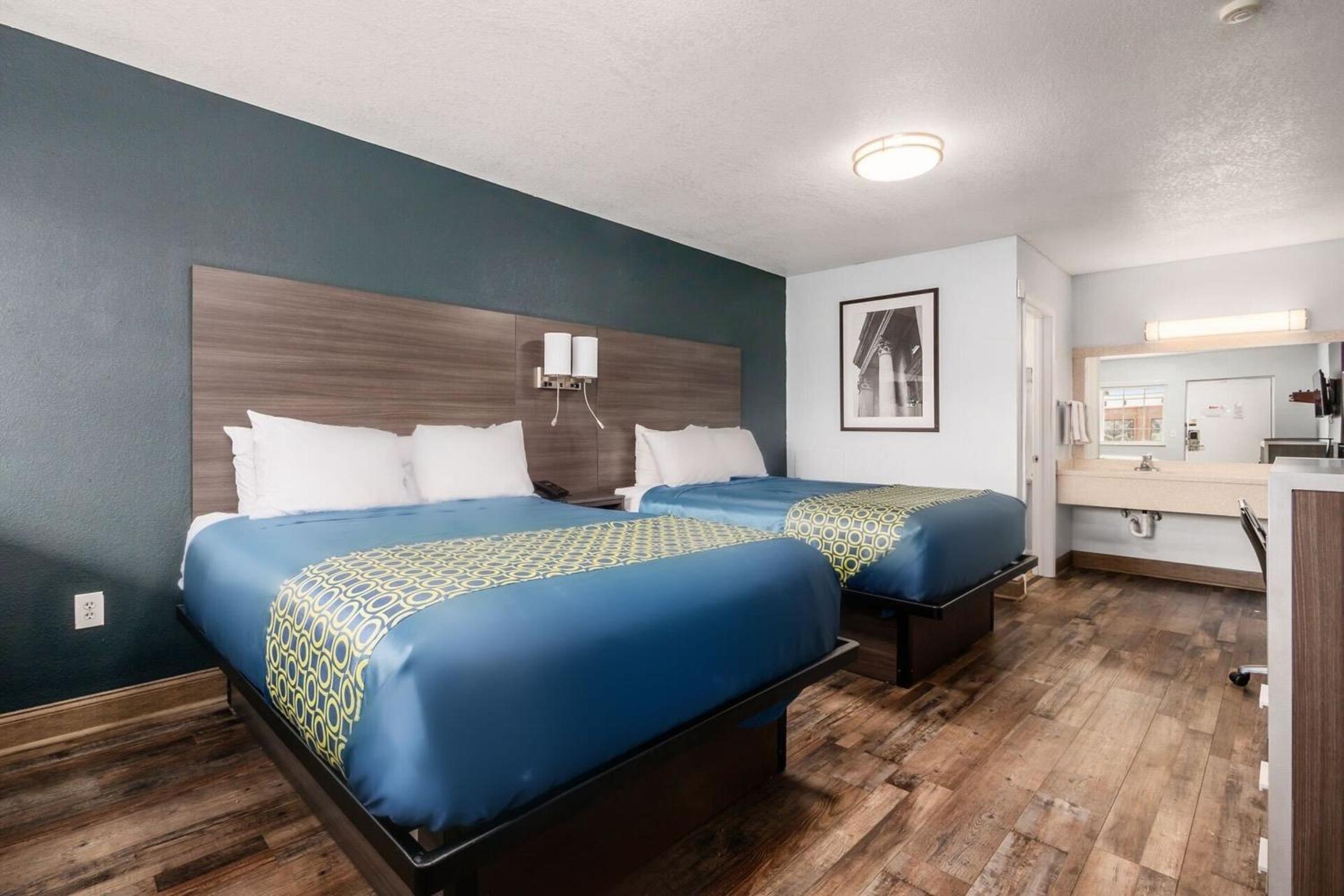 2 Queen Beds Non-Smoking - Photo 1