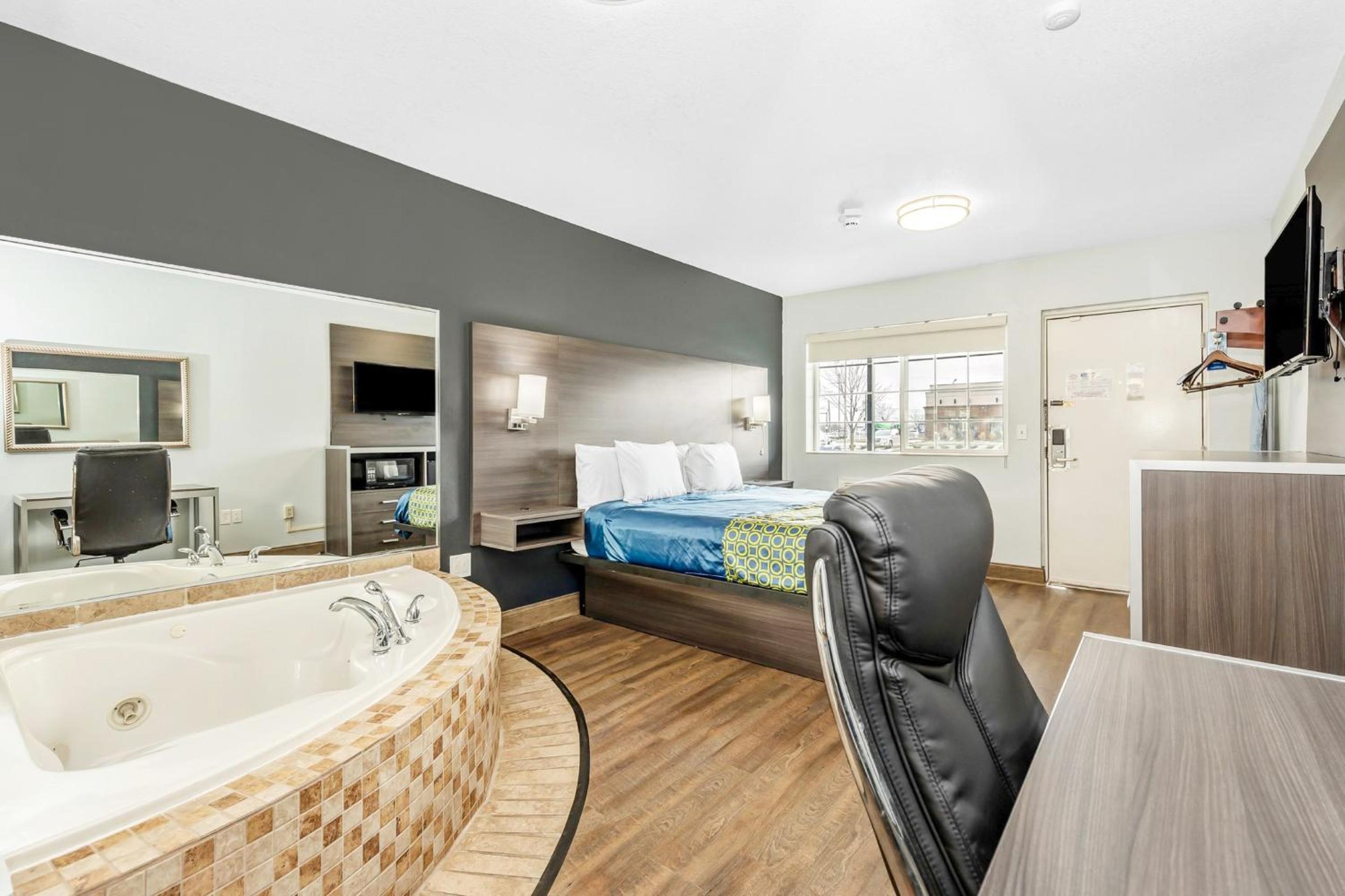 1 Suite Queen Bed Smoking Jacuzzi Tub - Photo 2