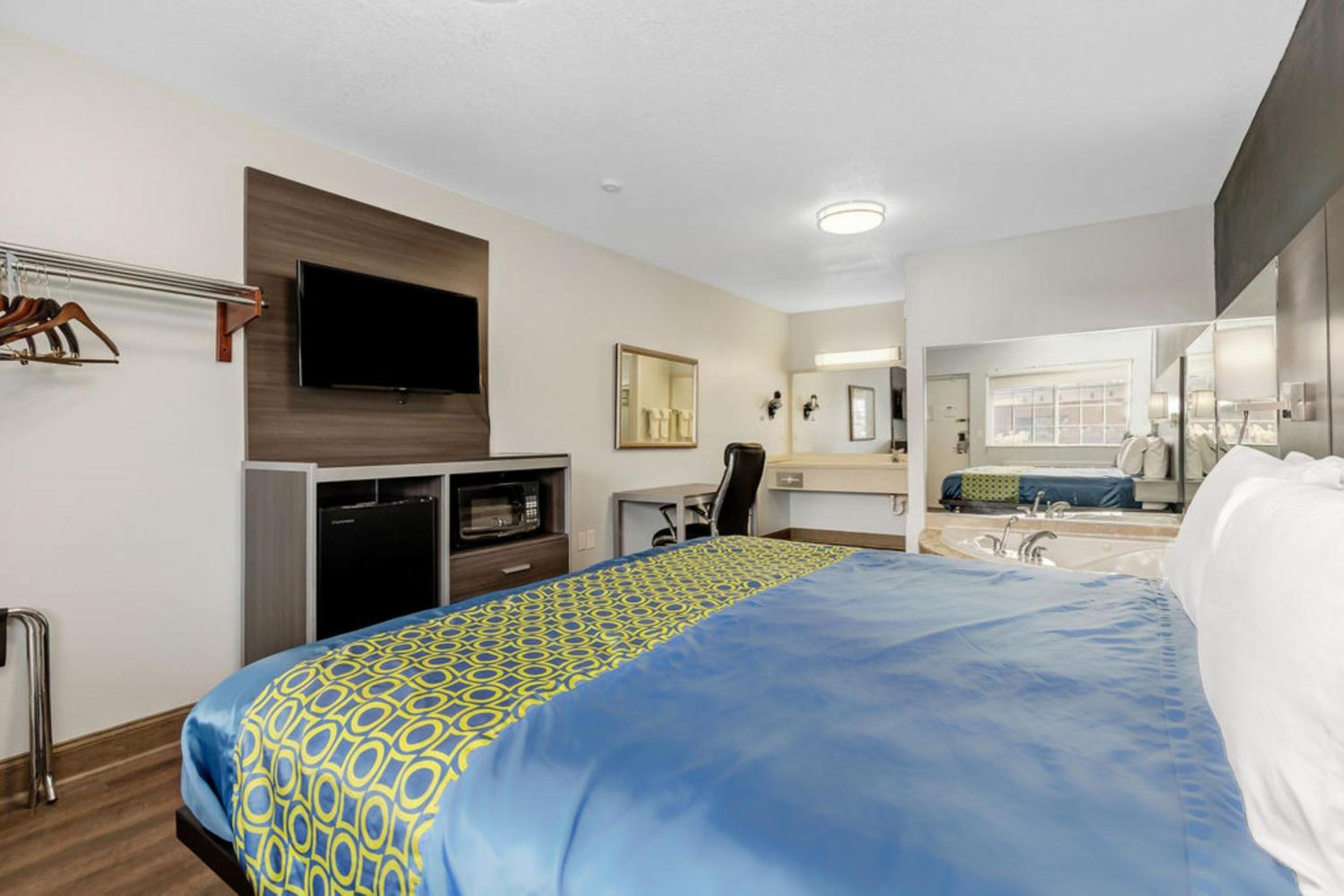 1 Suite Queen Bed Smoking Jacuzzi Tub - Photo 1