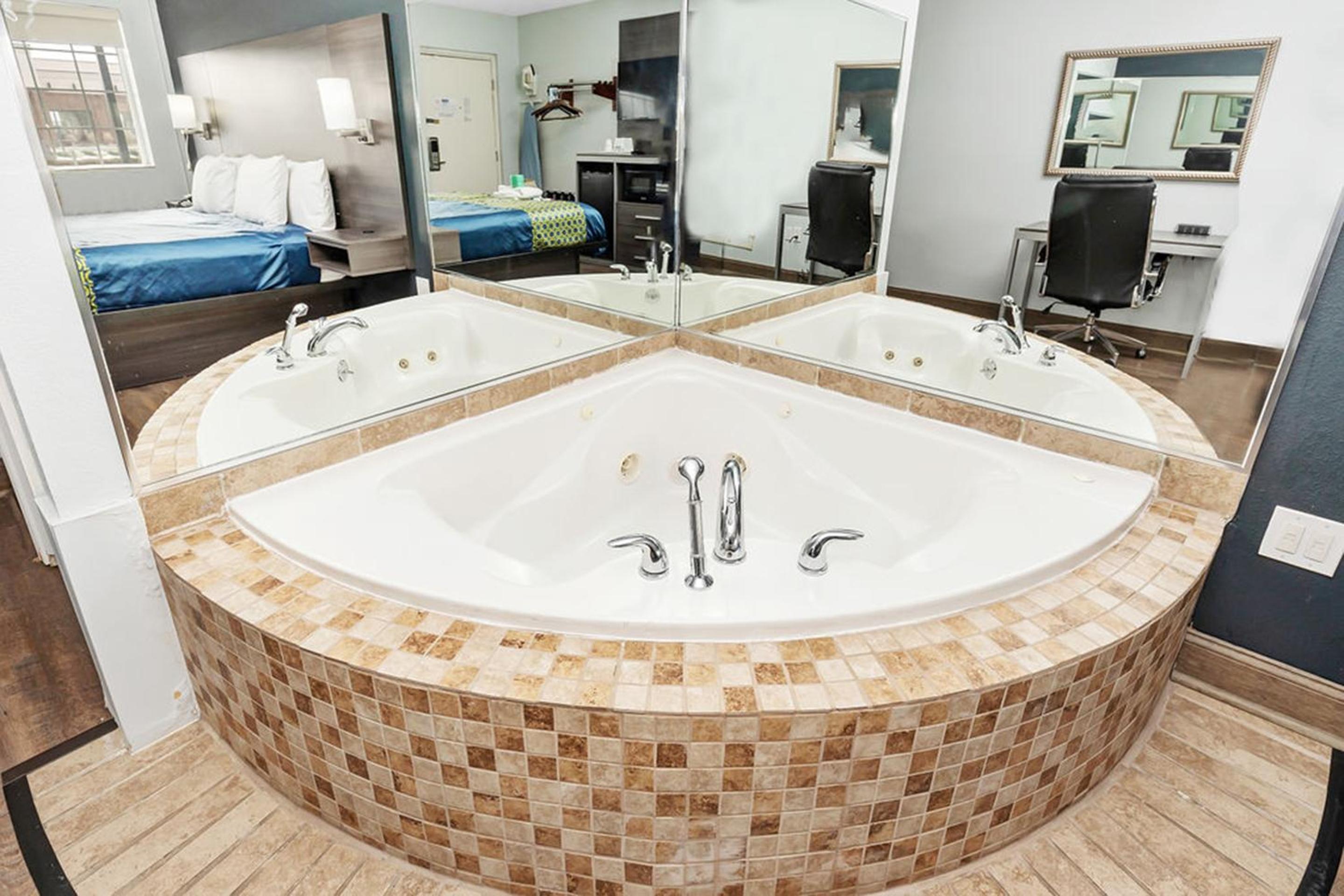 1 Suite Queen Bed Smoking Jacuzzi Tub - Photo 6