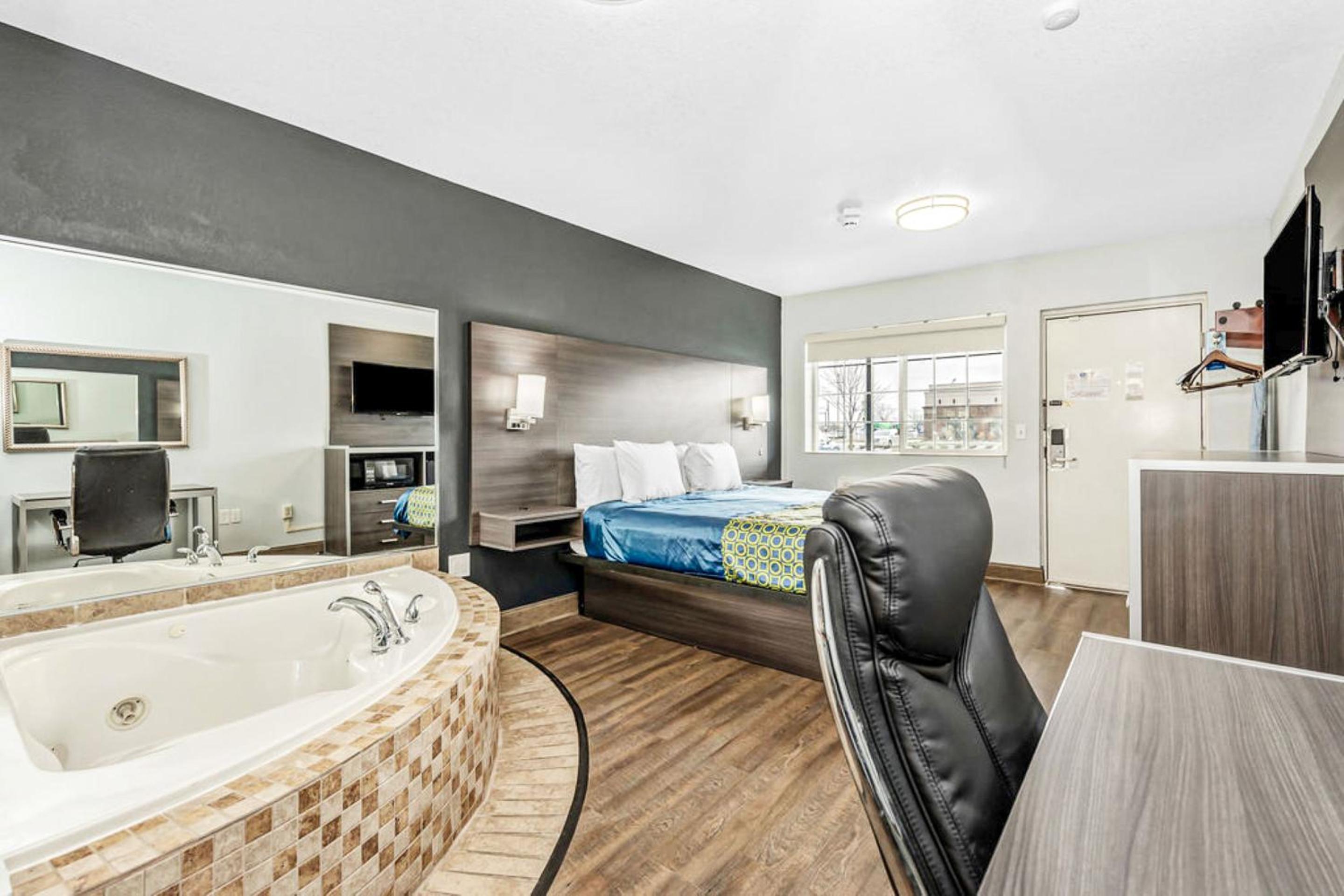1 Suite Queen Bed Smoking Jacuzzi Tub - Photo 4