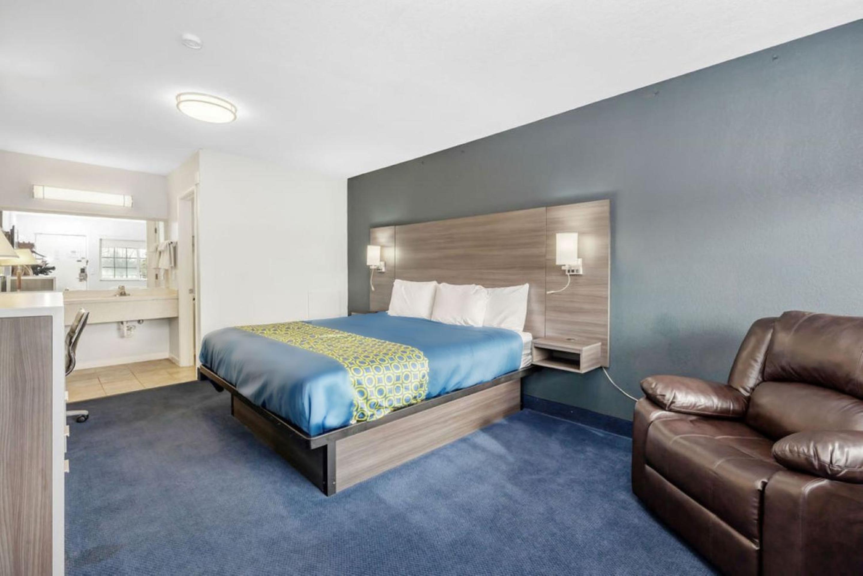Queen Bed Non-Smoking - Photo 11